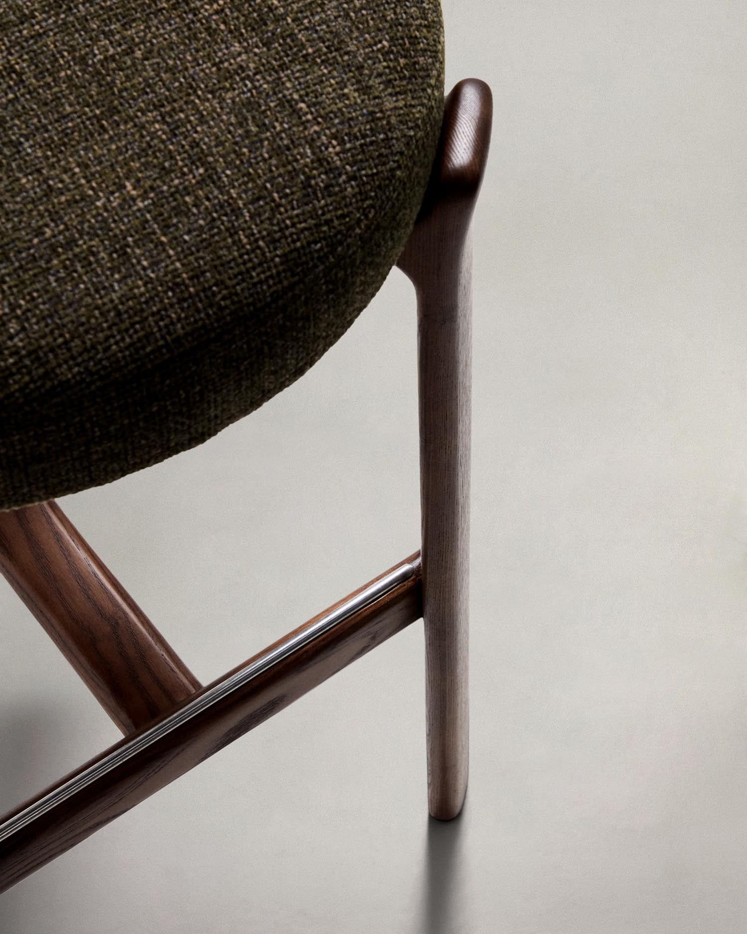 Hocker Granite aus grüner Chenille und massivem Eschenholz mit walnussholzfarbenem Finish, FSC 100%, 75 cm in Grün präsentiert im Onlineshop von KAQTU Design AG. Barstuhl ist von Kave Home