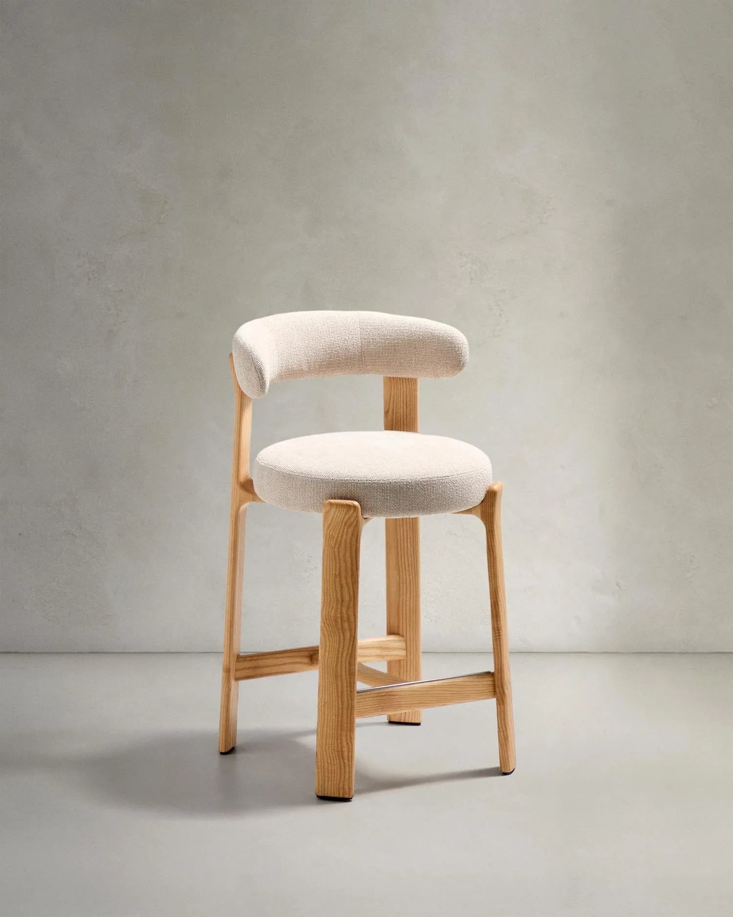 Hocker Granite aus beigefarbener Chenille und massivem Eschenholz mit naturfarbenem Finish, FSC 100%, 65 cm in Beige präsentiert im Onlineshop von KAQTU Design AG. Barstuhl ist von Kave Home