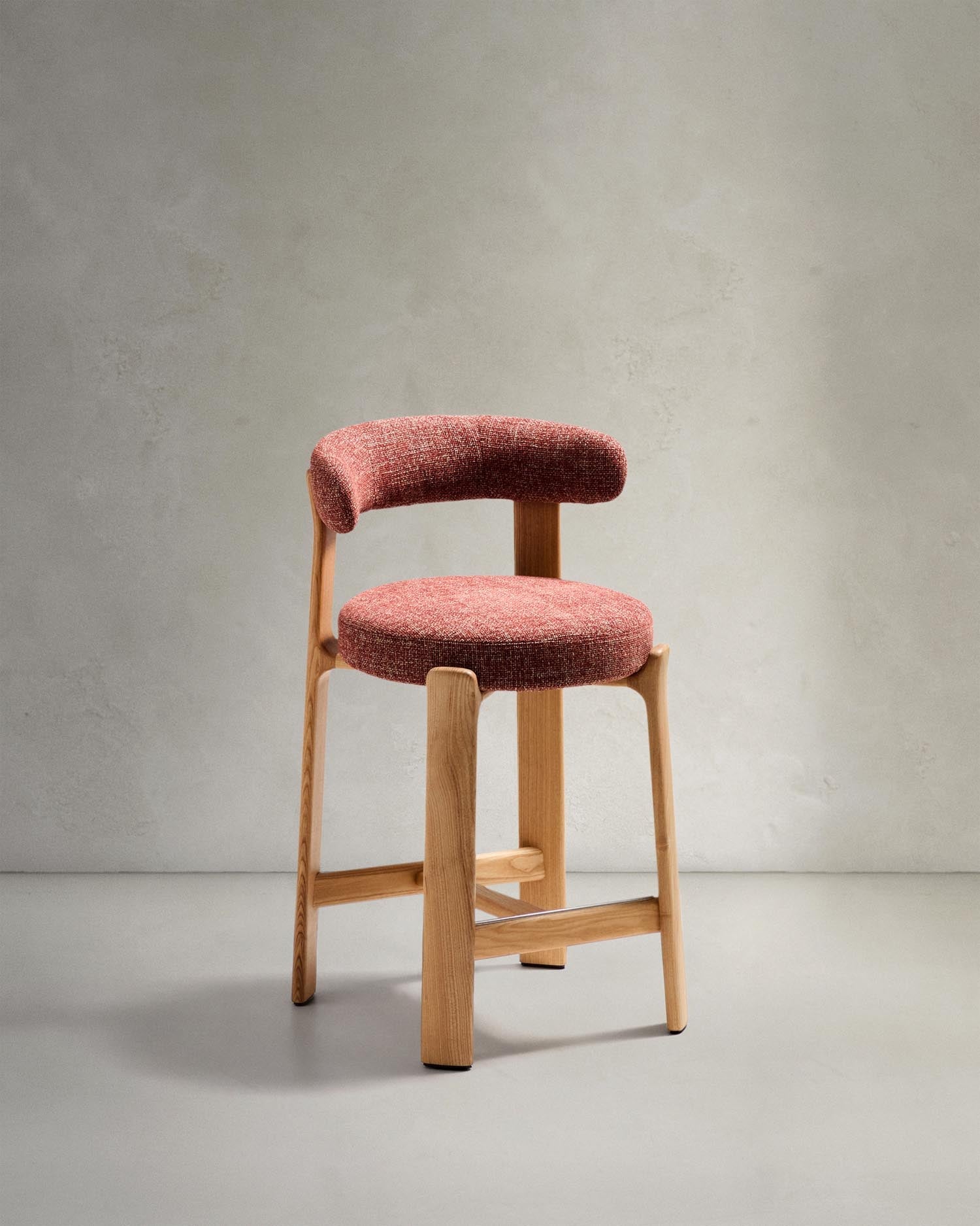 Hocker Granite aus terrakottafarbener Chenille und massivem Eschenholz mit naturfarbenem Finish, FSC 100%, 65 cm in Terrakotta präsentiert im Onlineshop von KAQTU Design AG. Barstuhl ist von Kave Home