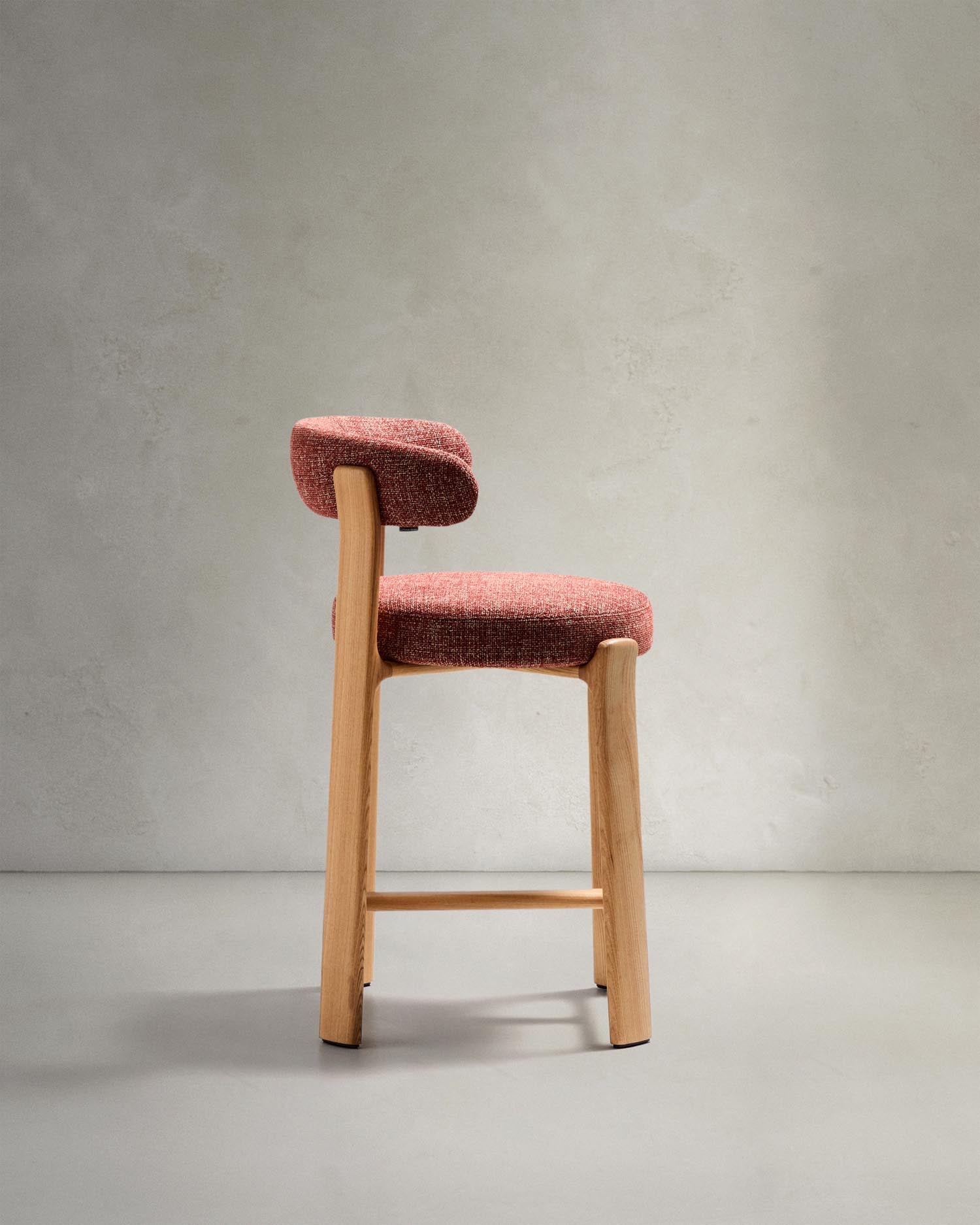 Hocker Granite: Eleganter Hocker aus terrakottafarbener Chenille und robustem Eschenholz. Ideal für jeden Raum und nachhaltig produziert.