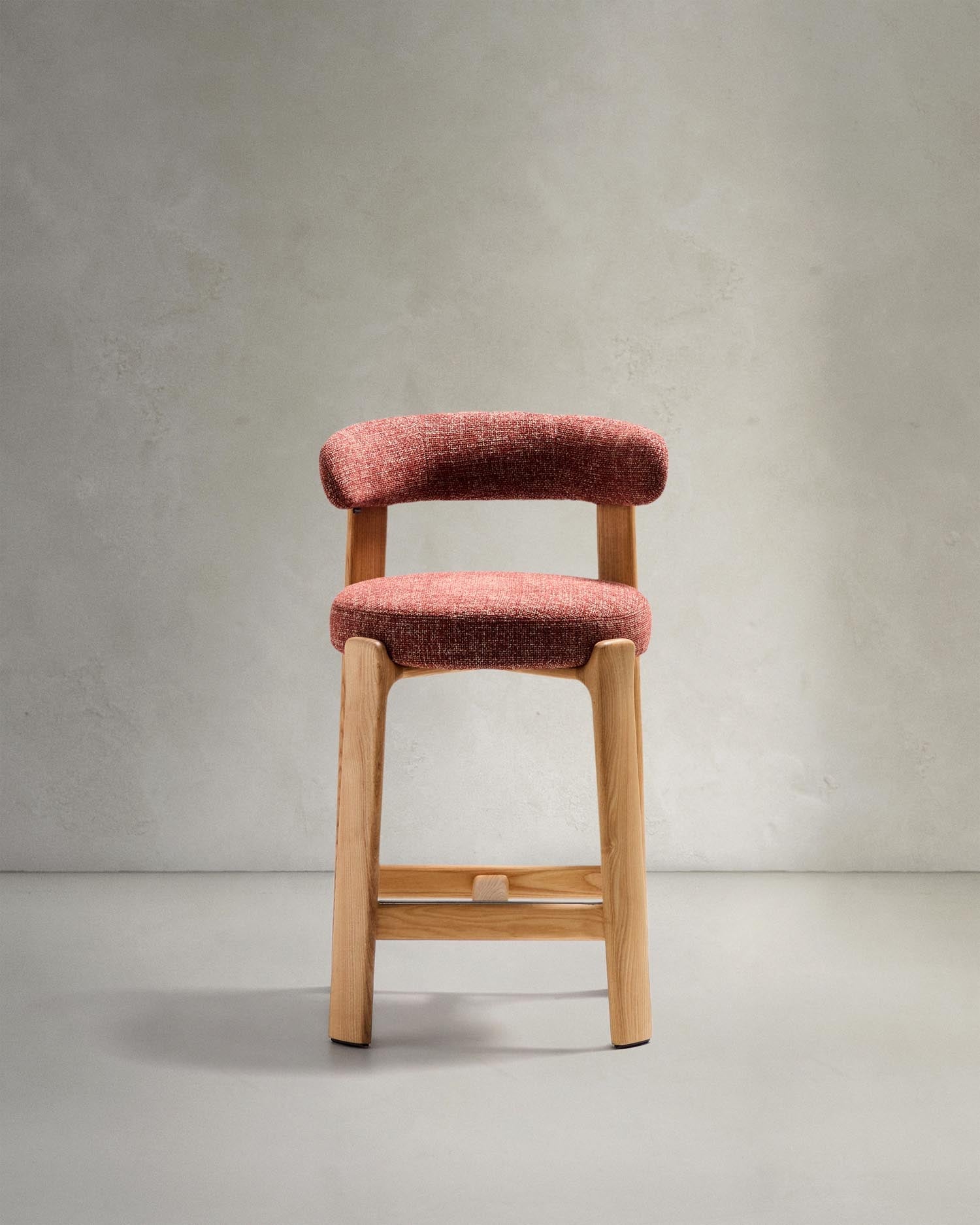 Hocker Granite aus terrakottafarbener Chenille und massivem Eschenholz mit naturfarbenem Finish, FSC 100%, 65 cm in Terrakotta präsentiert im Onlineshop von KAQTU Design AG. Barstuhl ist von Kave Home