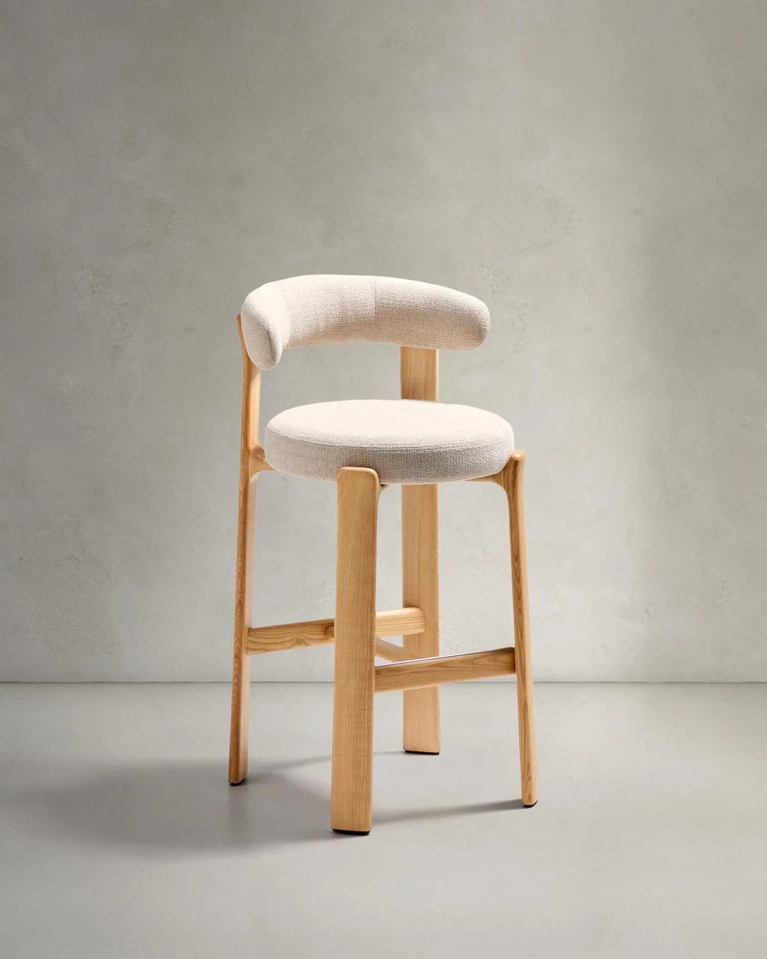 Hocker Granite aus beigefarbener Chenille und massivem Eschenholz mit naturfarbenem Finish, FSC 100%, 75 cm in Beige präsentiert im Onlineshop von KAQTU Design AG. Barstuhl ist von Kave Home