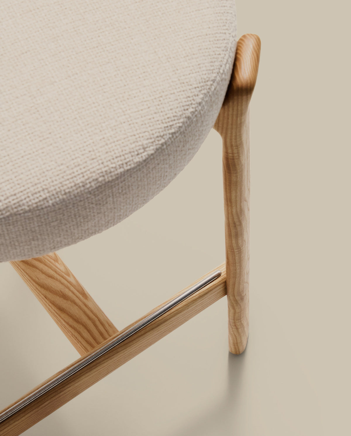 Hocker Granite aus beigefarbener Chenille und massivem Eschenholz mit naturfarbenem Finish, FSC 100%, 75 cm in Beige präsentiert im Onlineshop von KAQTU Design AG. Barstuhl ist von Kave Home