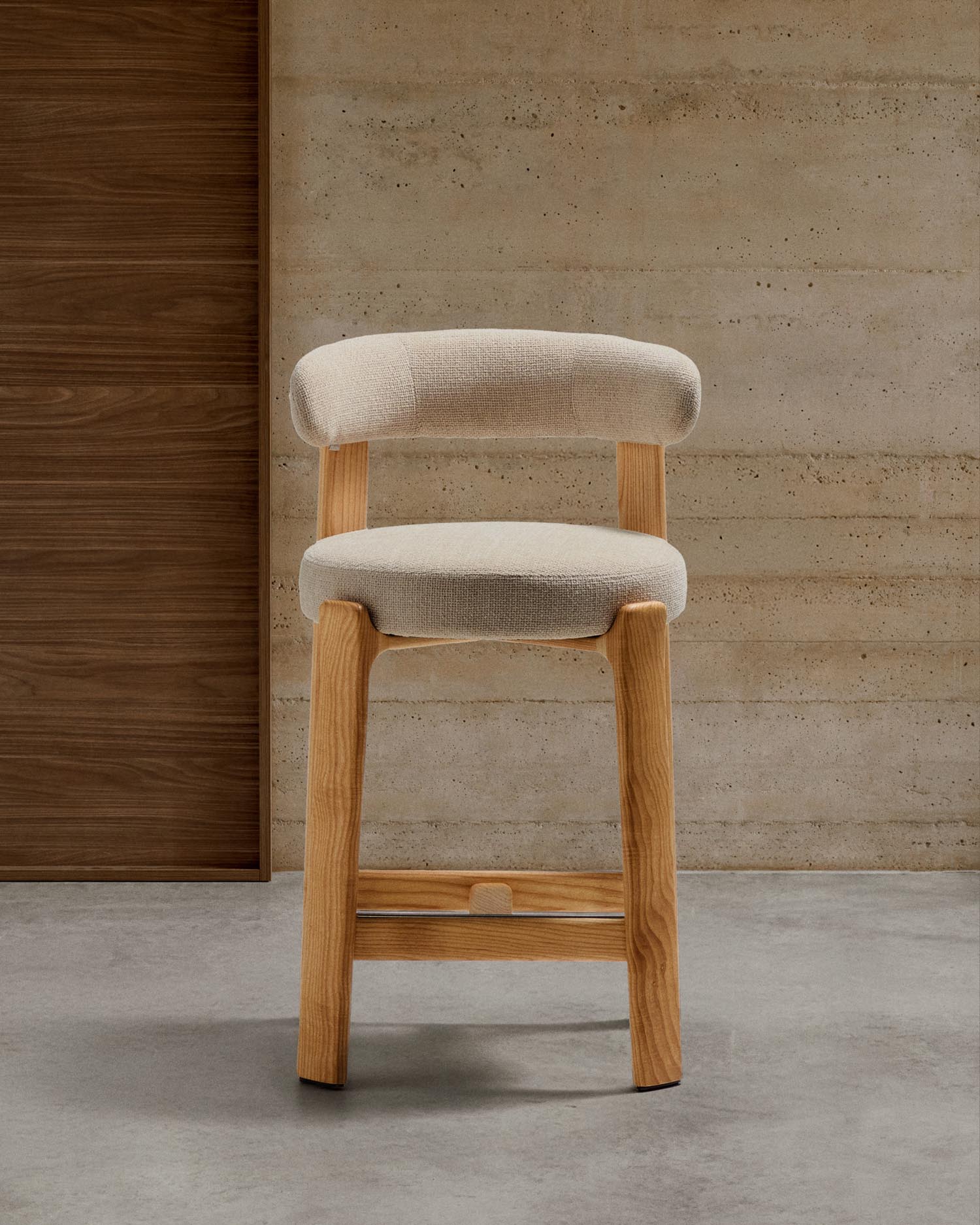 Entdecken Sie den Hocker Granite von Kave Home: Eleganz aus beigefarbener Chenille und FSC-zertifiziertem Eschenholz, ideal für jeden Raum.