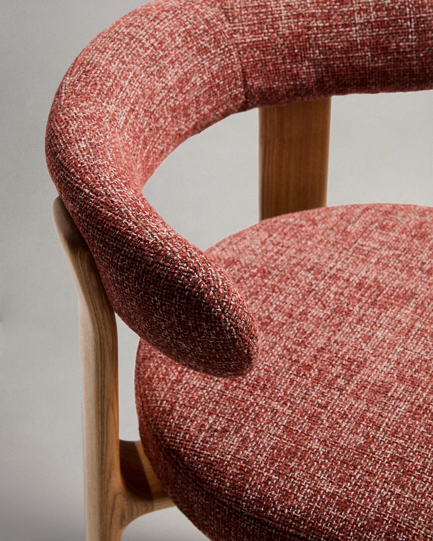 Hocker Granite aus terrakottafarbener Chenille und massivem Eschenholz mit naturfarbenem Finish, FSC 100%, 75 cm in Terrakotta präsentiert im Onlineshop von KAQTU Design AG. Barstuhl ist von Kave Home