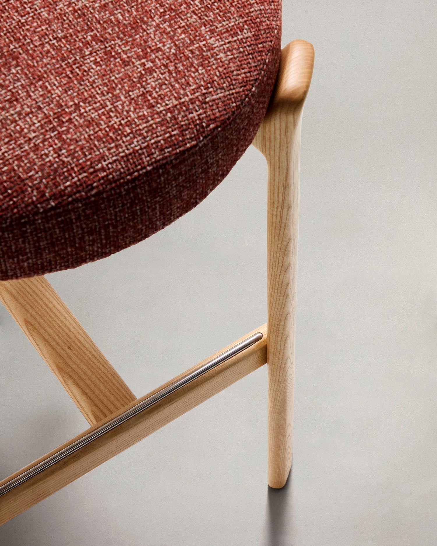 Hocker Granite aus terrakottafarbener Chenille und massivem Eschenholz mit naturfarbenem Finish, FSC 100%, 75 cm in Terrakotta präsentiert im Onlineshop von KAQTU Design AG. Barstuhl ist von Kave Home