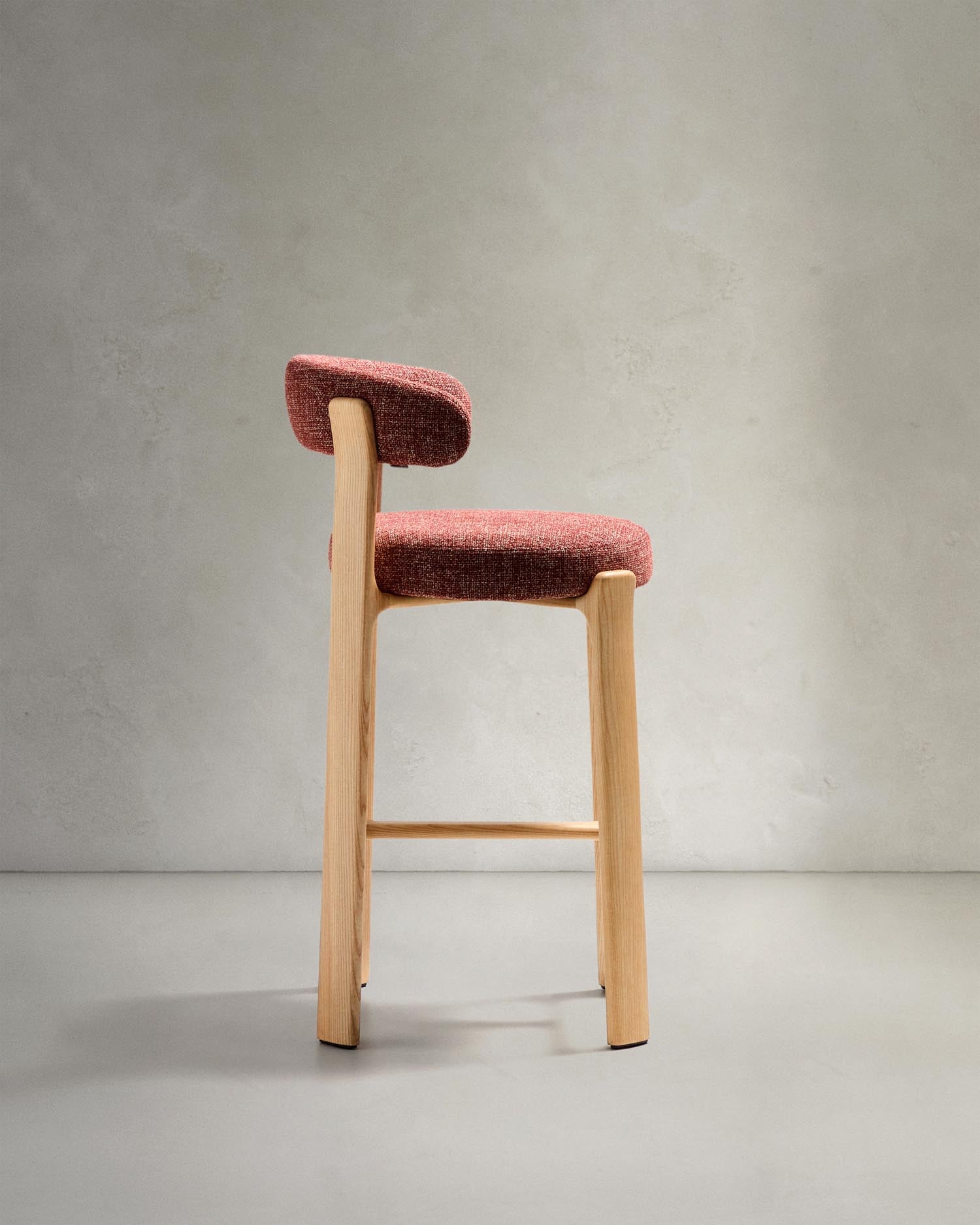 Hocker Granite aus terrakottafarbener Chenille und massivem Eschenholz mit naturfarbenem Finish, FSC 100%, 75 cm in Terrakotta präsentiert im Onlineshop von KAQTU Design AG. Barstuhl ist von Kave Home