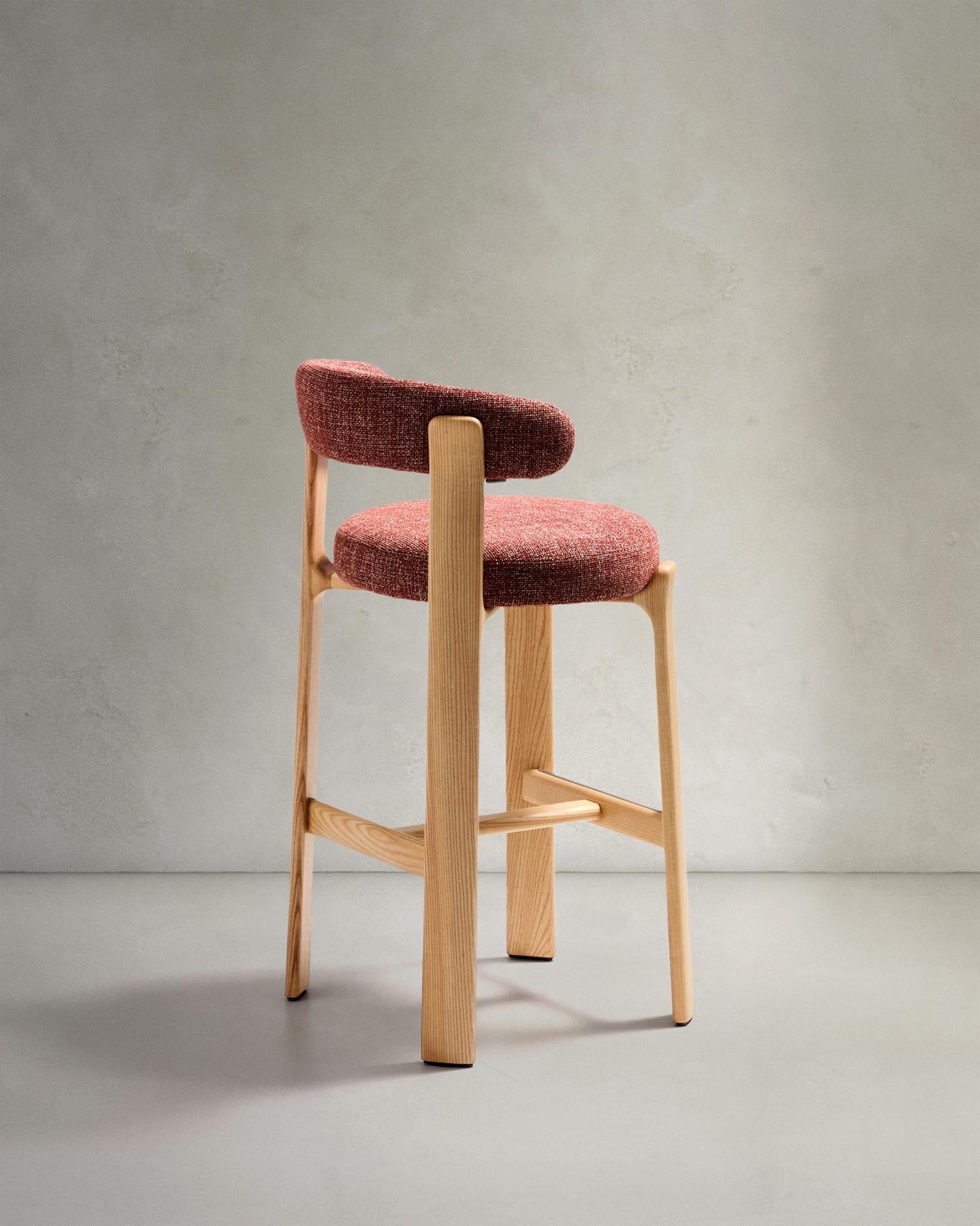 Hocker Granite aus terrakottafarbener Chenille und massivem Eschenholz mit naturfarbenem Finish, FSC 100%, 75 cm in Terrakotta präsentiert im Onlineshop von KAQTU Design AG. Barstuhl ist von Kave Home