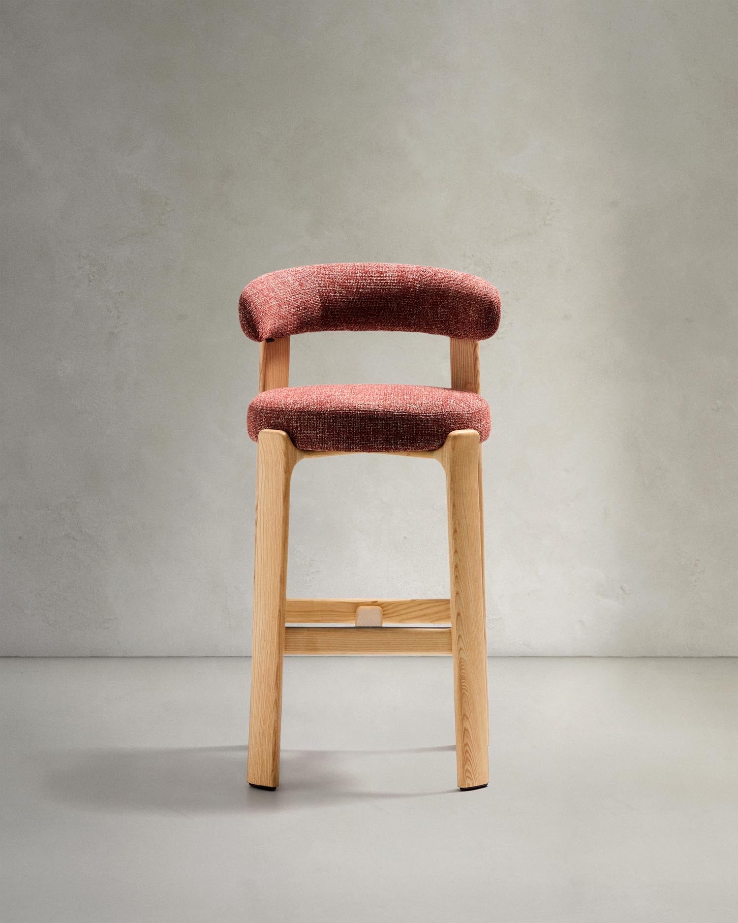 Hocker Granite aus terrakottafarbener Chenille und massivem Eschenholz mit naturfarbenem Finish, FSC 100%, 75 cm in Terrakotta präsentiert im Onlineshop von KAQTU Design AG. Barstuhl ist von Kave Home