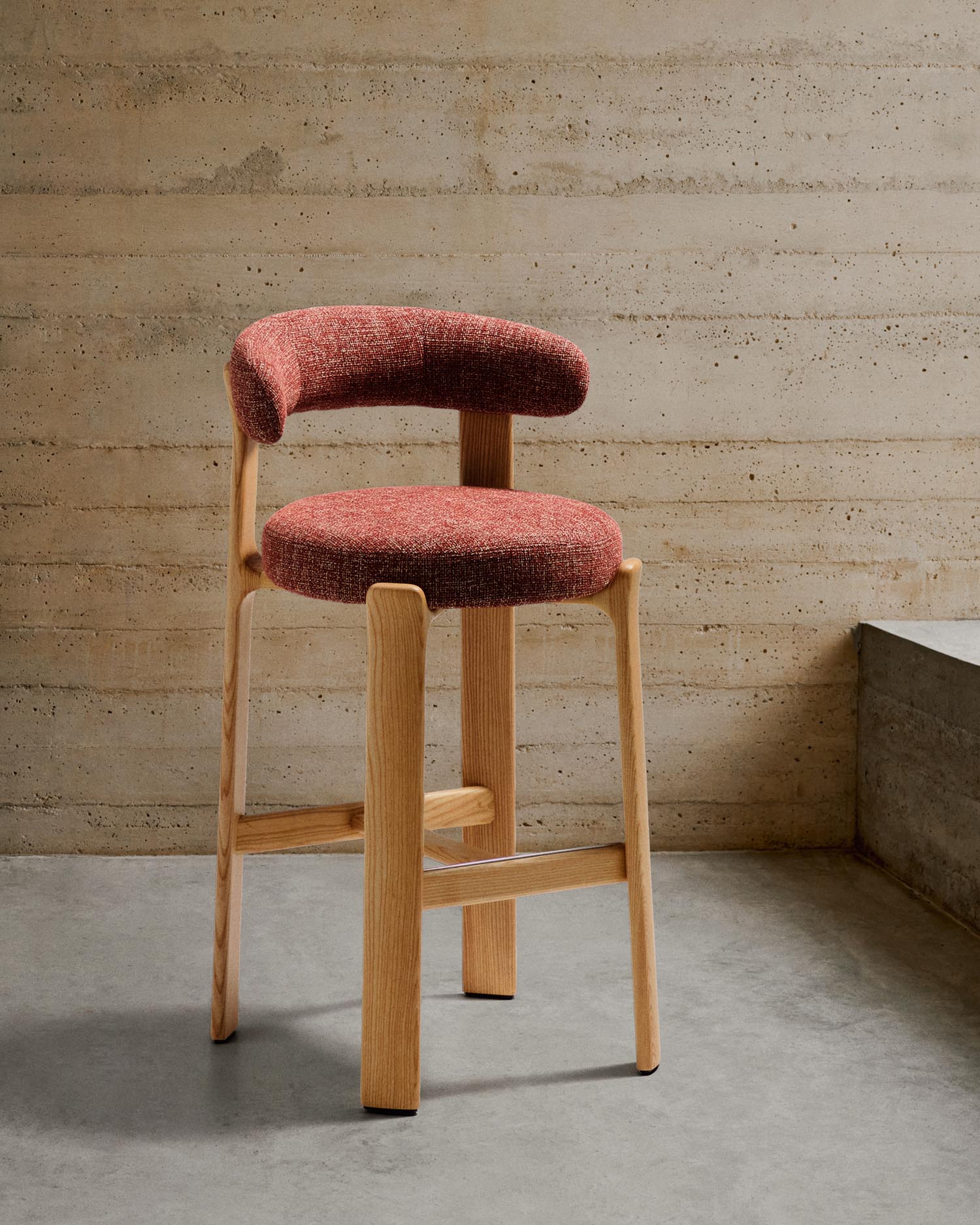 Hocker Granite aus terrakottafarbener Chenille und massivem Eschenholz mit naturfarbenem Finish, FSC 100%, 75 cm in Terrakotta präsentiert im Onlineshop von KAQTU Design AG. Barstuhl ist von Kave Home