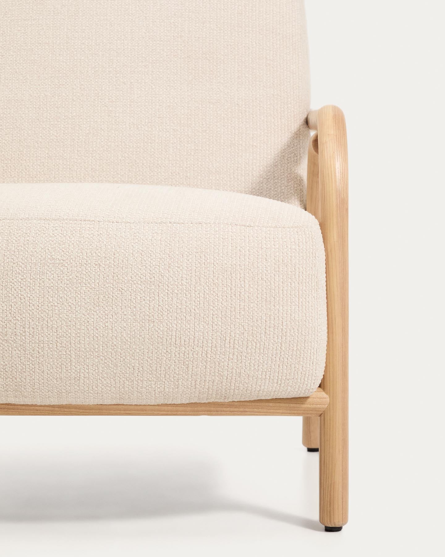 Sessel Sylo aus beiger Chenille und massivem Eschenholz mit naturfarbenem Finish, FSC 100 % in Beige präsentiert im Onlineshop von KAQTU Design AG. Sessel ist von Kave Home
