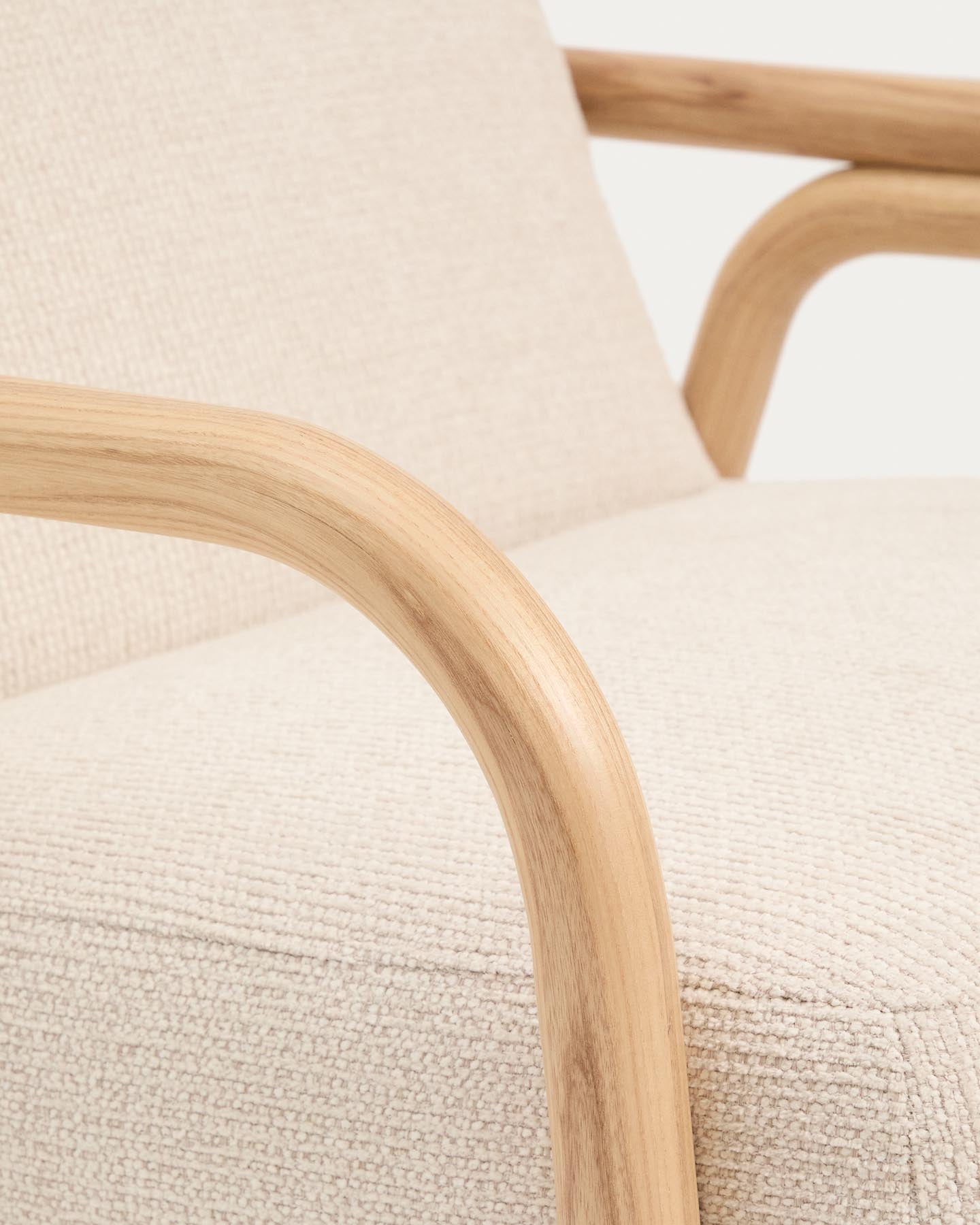 Sessel Sylo aus beiger Chenille und massivem Eschenholz mit naturfarbenem Finish, FSC 100 % in Beige präsentiert im Onlineshop von KAQTU Design AG. Sessel ist von Kave Home