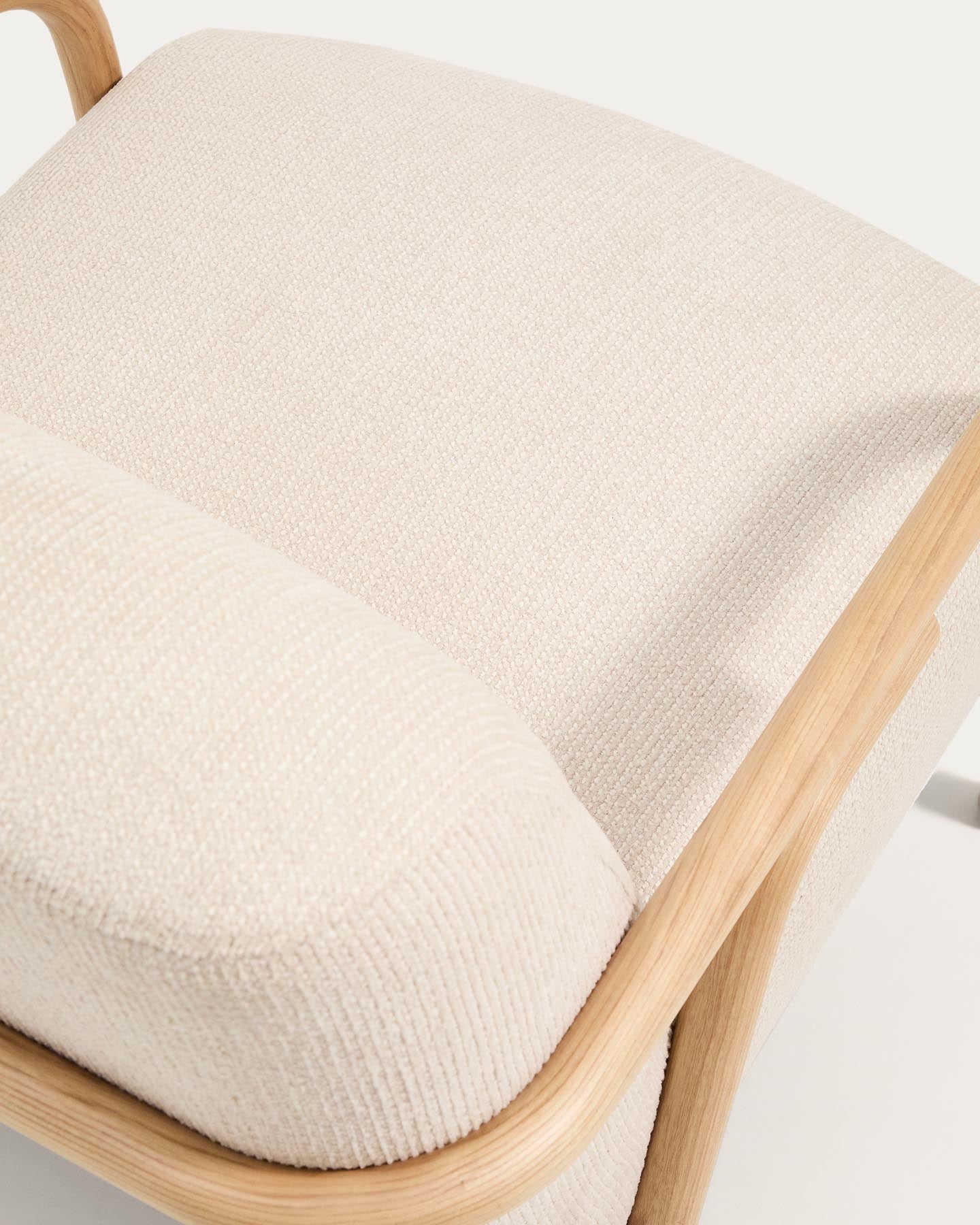 Sessel Sylo aus beiger Chenille und massivem Eschenholz mit naturfarbenem Finish, FSC 100 % in Beige präsentiert im Onlineshop von KAQTU Design AG. Sessel ist von Kave Home