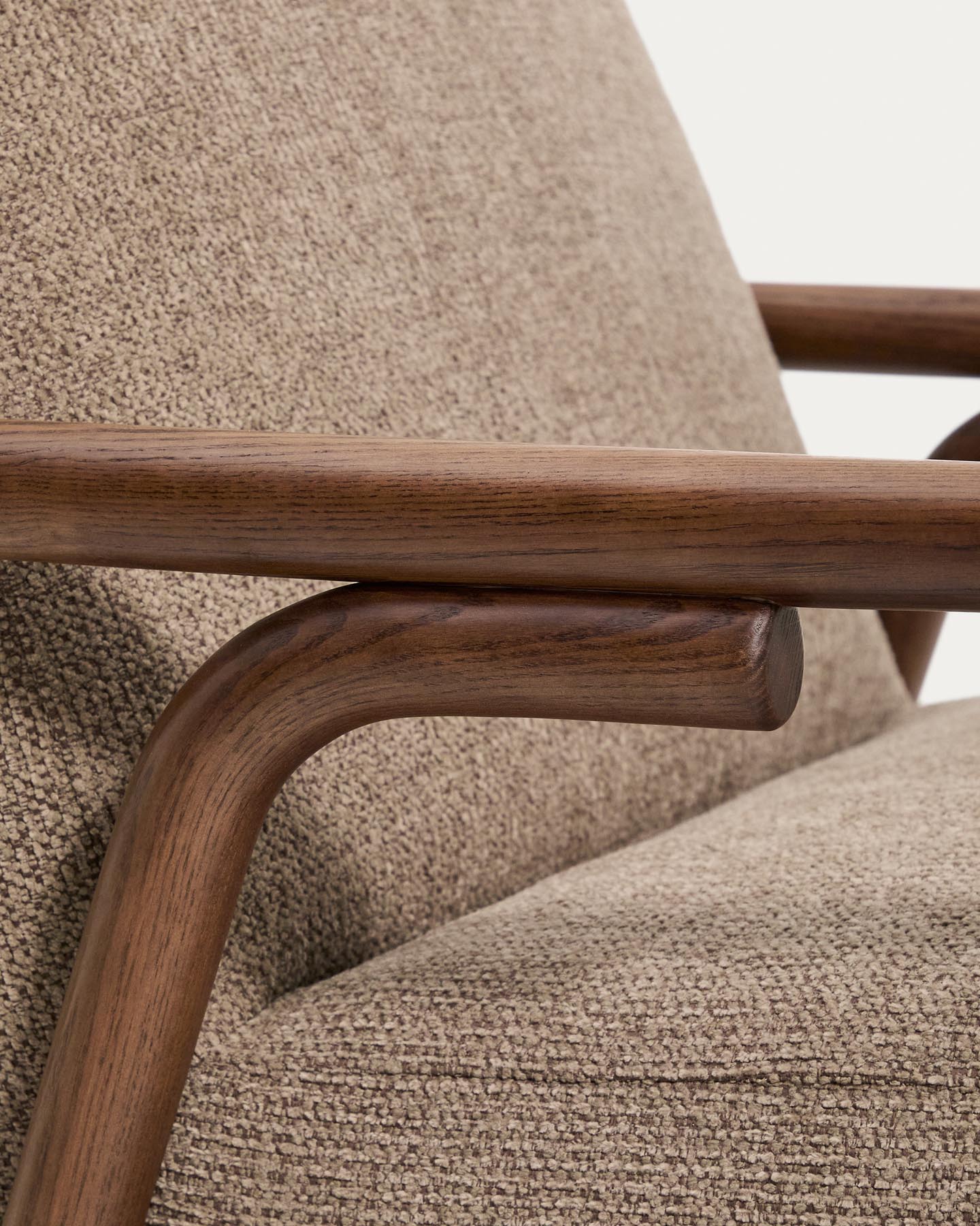 Sessel Sylo aus taupefarbener Chenille und massivem Eschenholz mit nussbaumfarbenem Finish, FSC 100 % in Taupe präsentiert im Onlineshop von KAQTU Design AG. Sessel ist von Kave Home
