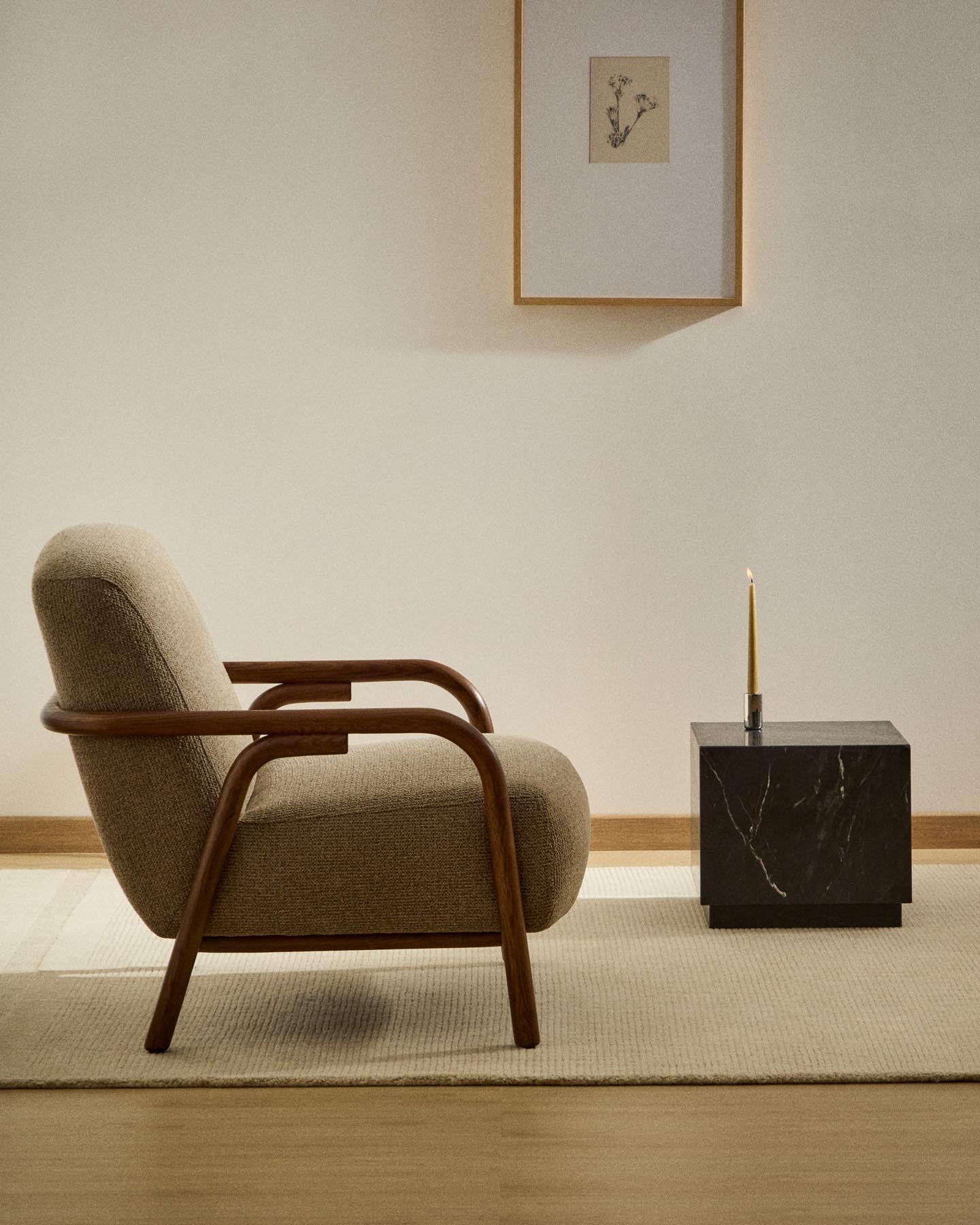 Sessel Sylo aus taupefarbener Chenille und massivem Eschenholz mit nussbaumfarbenem Finish, FSC 100 % in Taupe präsentiert im Onlineshop von KAQTU Design AG. Sessel ist von Kave Home