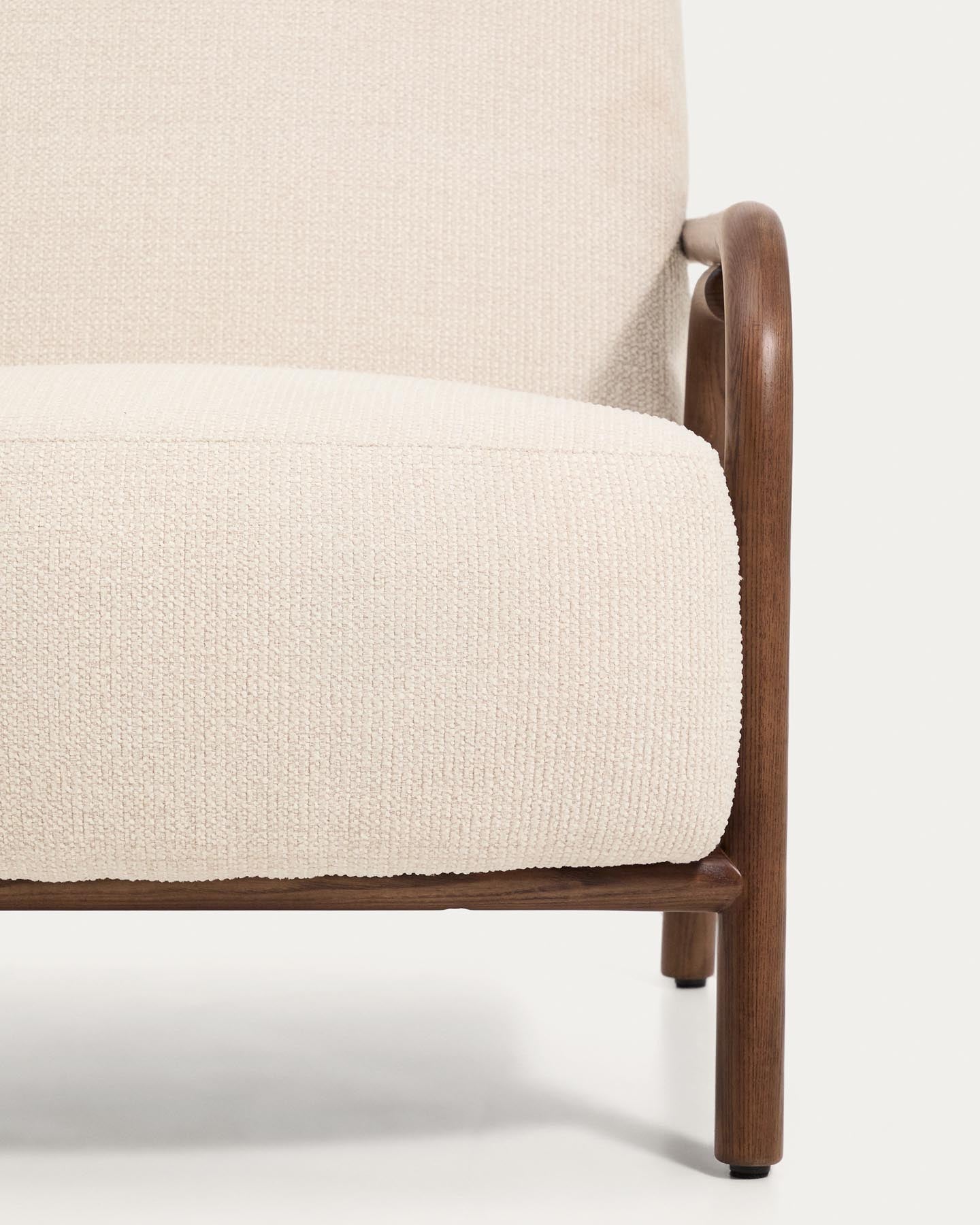 Sessel Sylo aus beiger Chenille und massivem Eschenholz mit nussbaumfarbenem Finish, FSC 100 % in Beige präsentiert im Onlineshop von KAQTU Design AG. Sessel ist von Kave Home