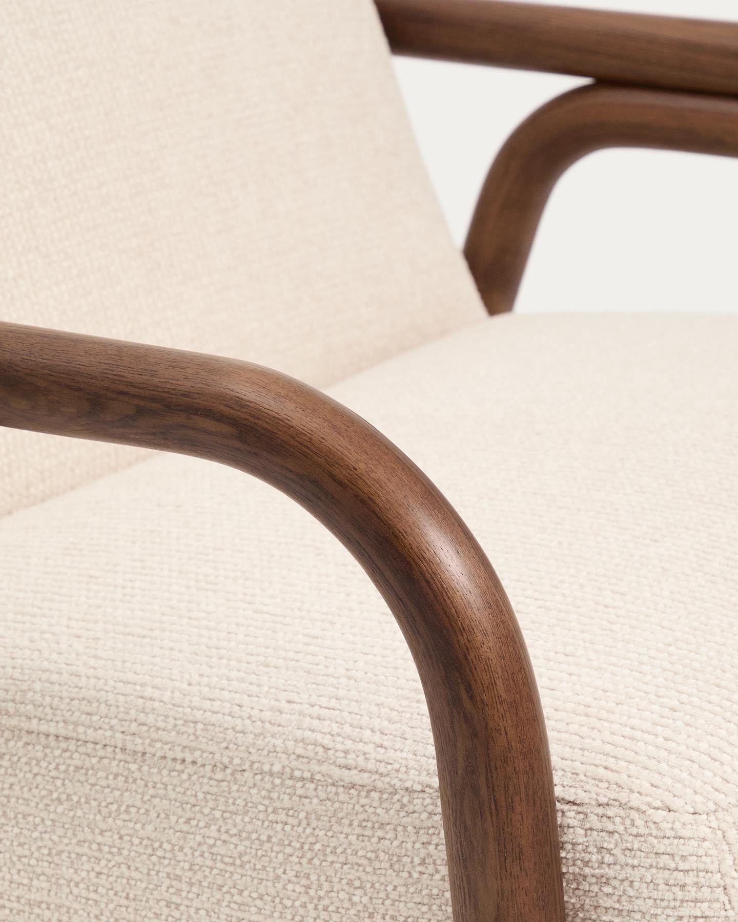 Sessel Sylo aus beiger Chenille und massivem Eschenholz mit nussbaumfarbenem Finish, FSC 100 % in Beige präsentiert im Onlineshop von KAQTU Design AG. Sessel ist von Kave Home