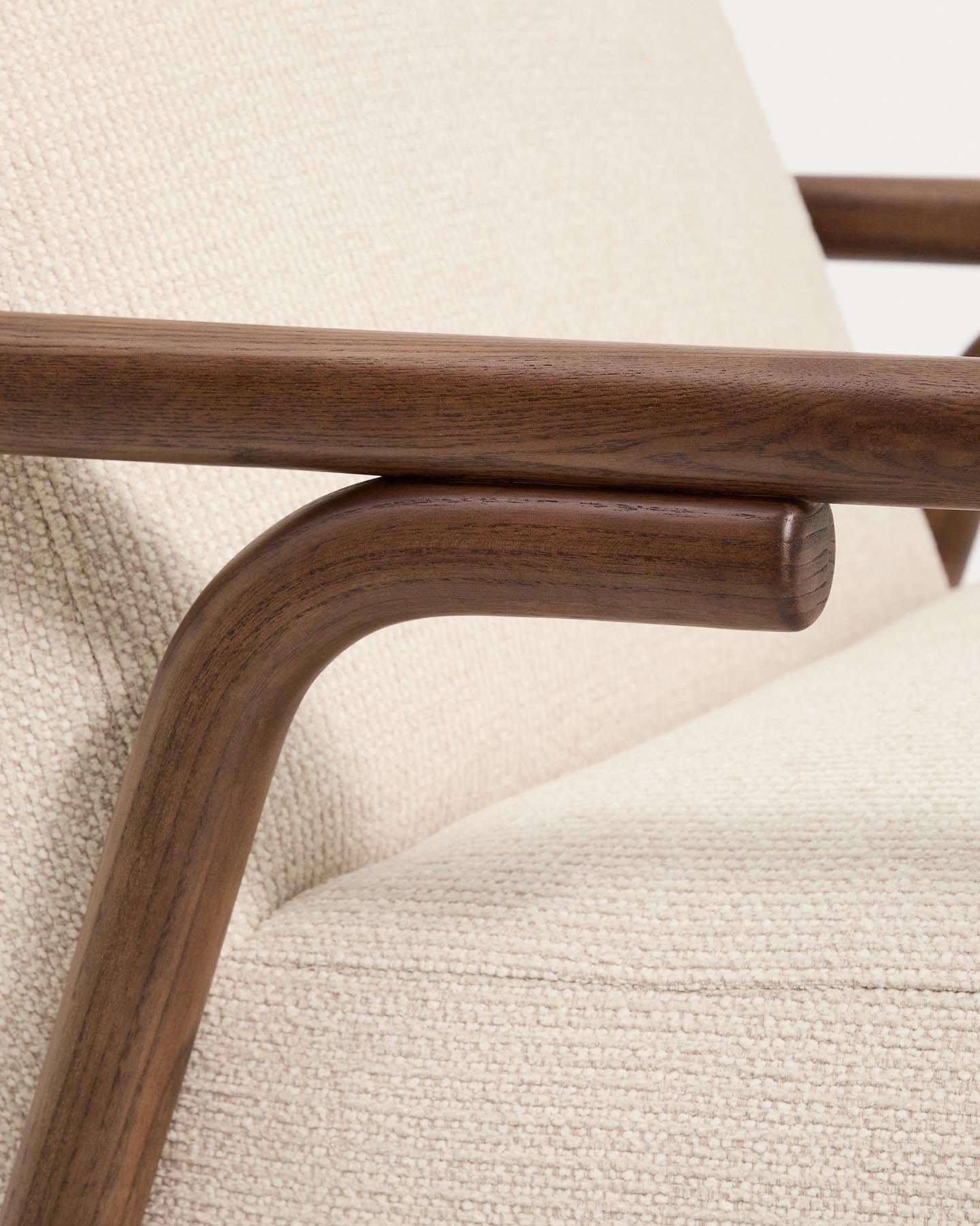 Sessel Sylo aus beiger Chenille und massivem Eschenholz mit nussbaumfarbenem Finish, FSC 100 % in Beige präsentiert im Onlineshop von KAQTU Design AG. Sessel ist von Kave Home