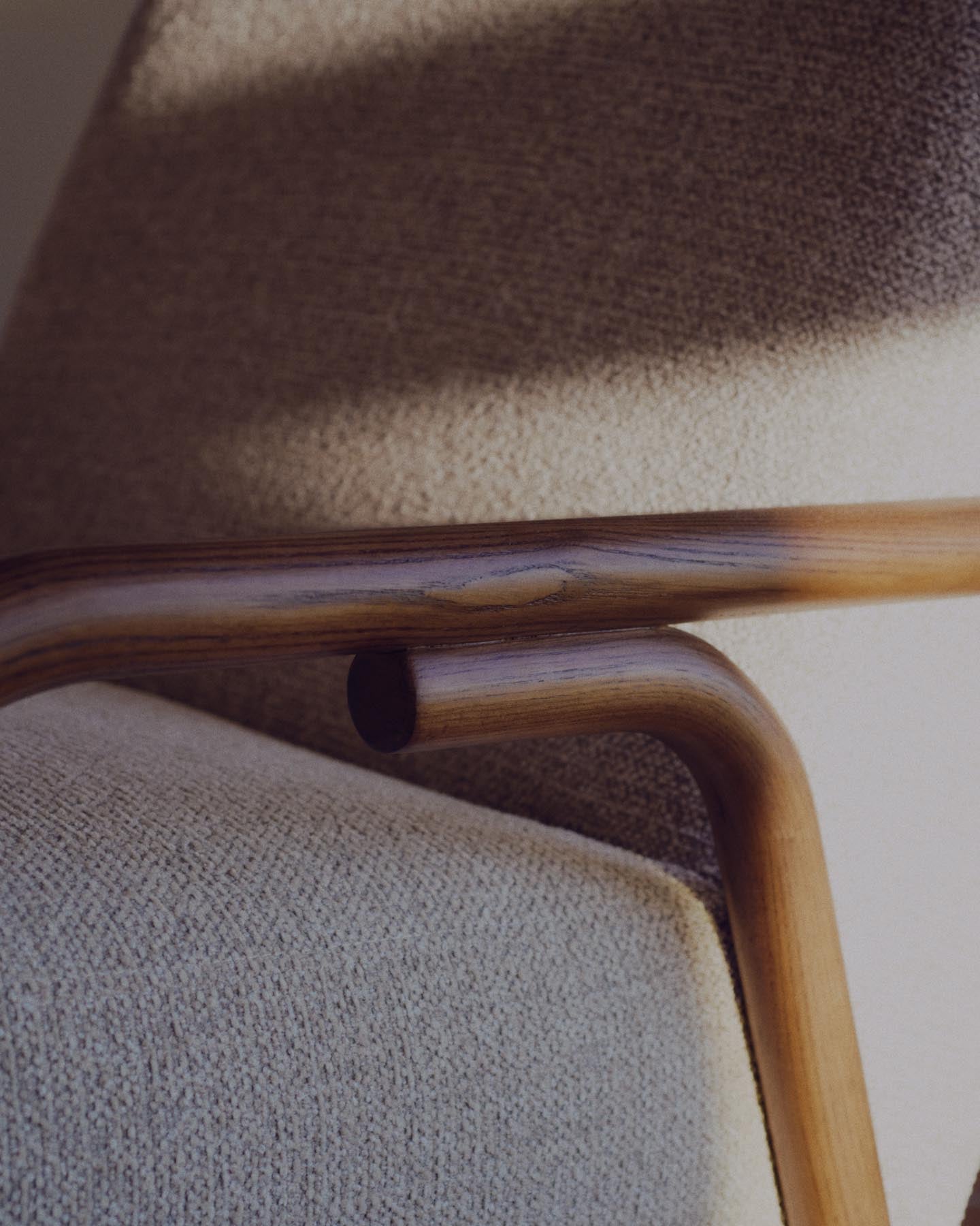 Sessel Sylo aus beiger Chenille und massivem Eschenholz mit nussbaumfarbenem Finish, FSC 100 % in Beige präsentiert im Onlineshop von KAQTU Design AG. Sessel ist von Kave Home