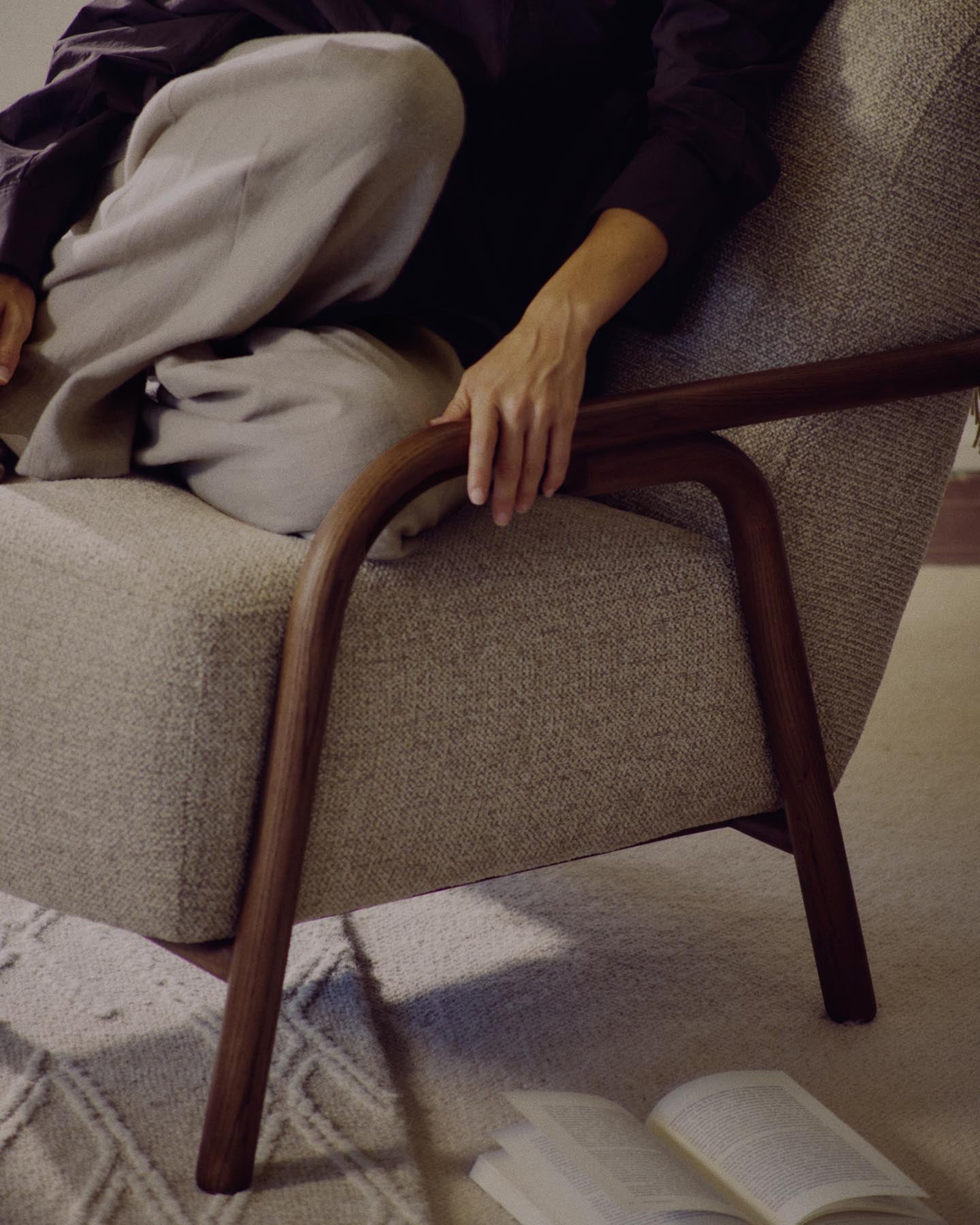 Sessel Sylo aus beiger Chenille und massivem Eschenholz mit nussbaumfarbenem Finish, FSC 100 % in Beige präsentiert im Onlineshop von KAQTU Design AG. Sessel ist von Kave Home