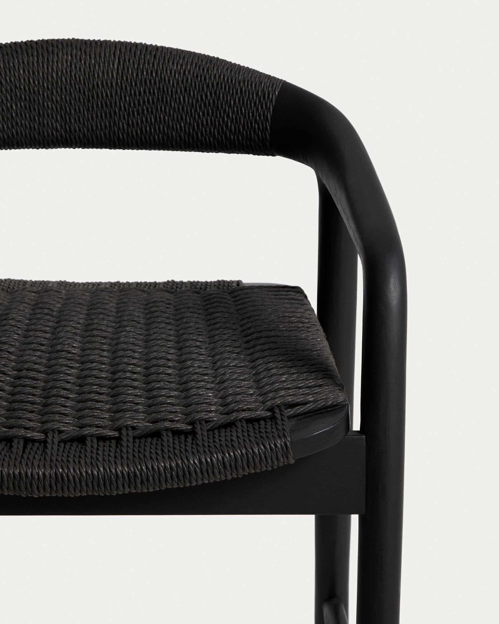 Hocker Derile aus massivem Eichenholz mit schwarzem Finish und schwarzem Papierseil 100% FSC 65 cm in Schwarz präsentiert im Onlineshop von KAQTU Design AG. Barstuhl mit Armlehne ist von Kave Home