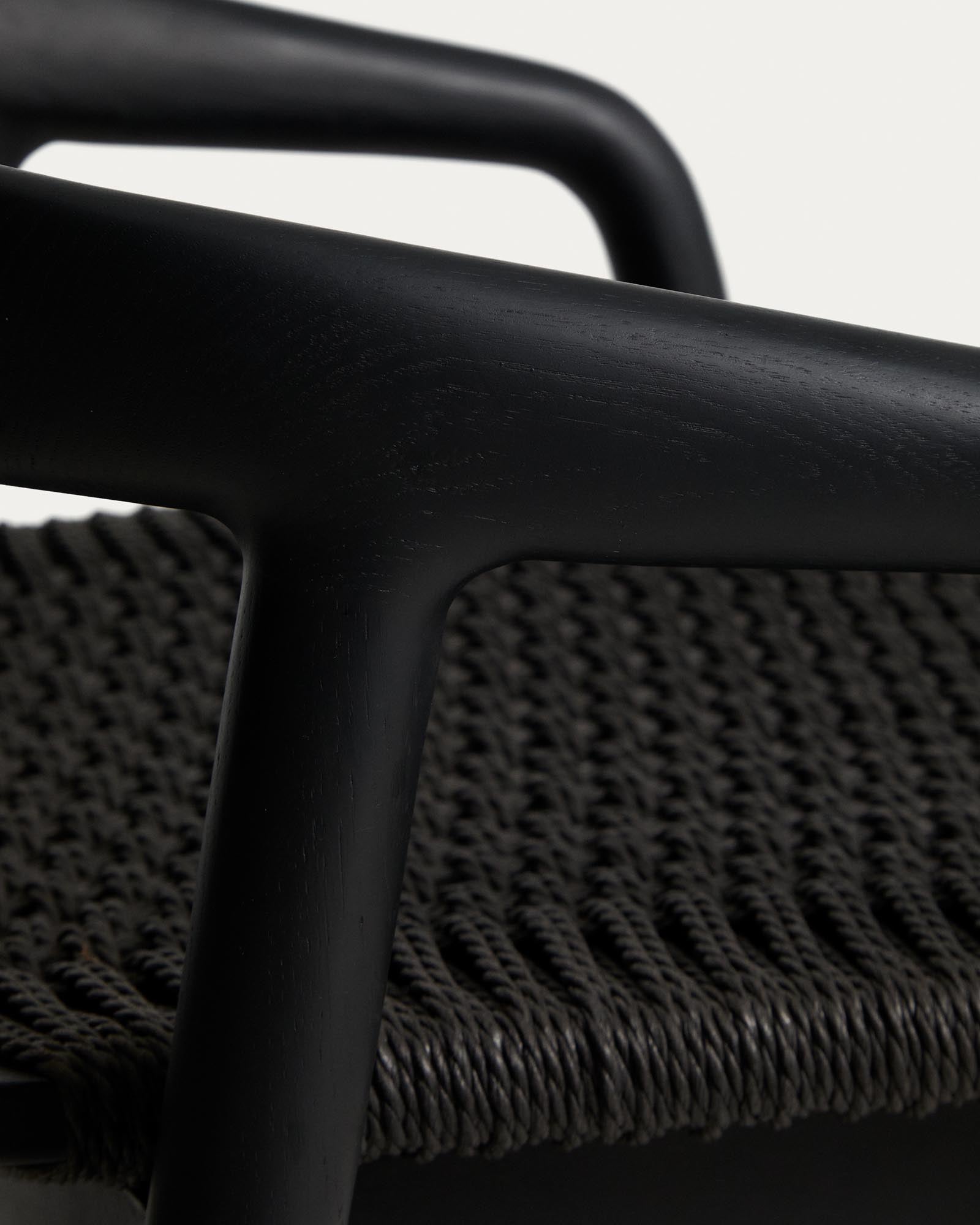 Eleganter Hocker Derile aus robustem Eichenholz mit schwarzem Finish und Armlehnen, ideal für moderne Bar- und Essbereiche.