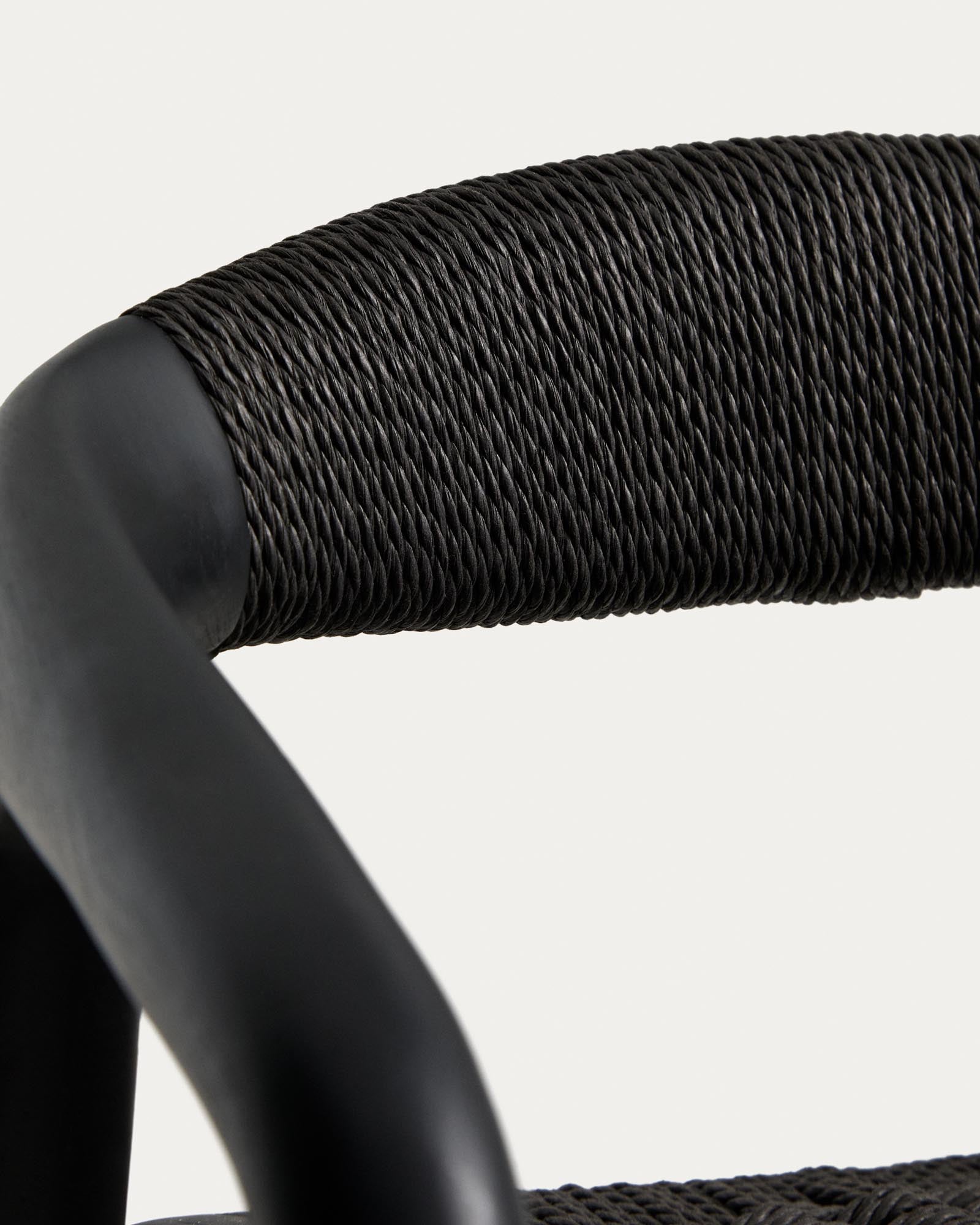 Eleganter Hocker Derile aus robustem Eichenholz mit edlem Schwarz-Finish und stilvollem Papierseil, ideal für moderne Wohnräume.
