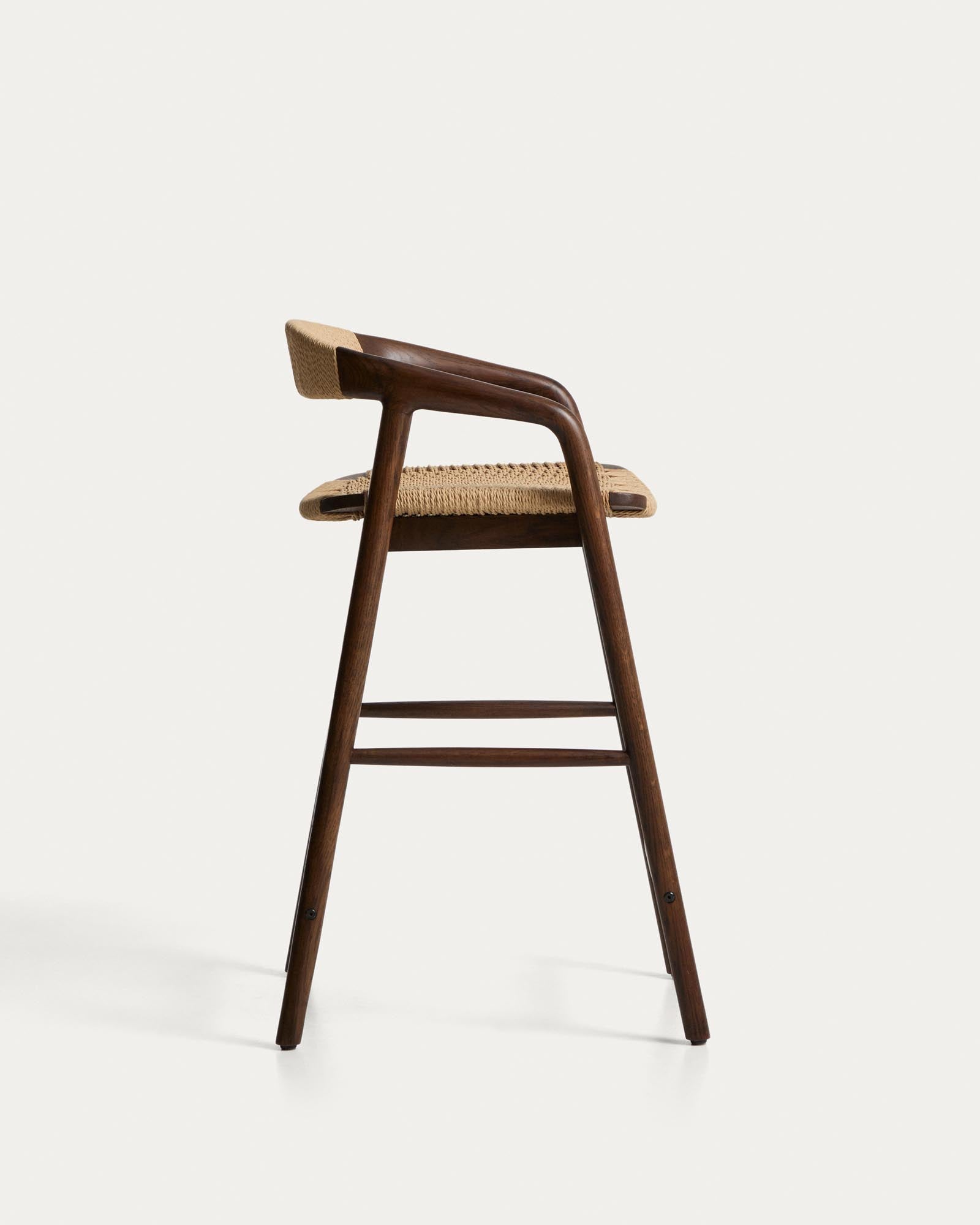 Eleganter Hocker Derile aus robustem Eichenholz mit Nussbaum-Finish und beigem Papierseil, ideal für stilvolle Bar- und Essbereiche.