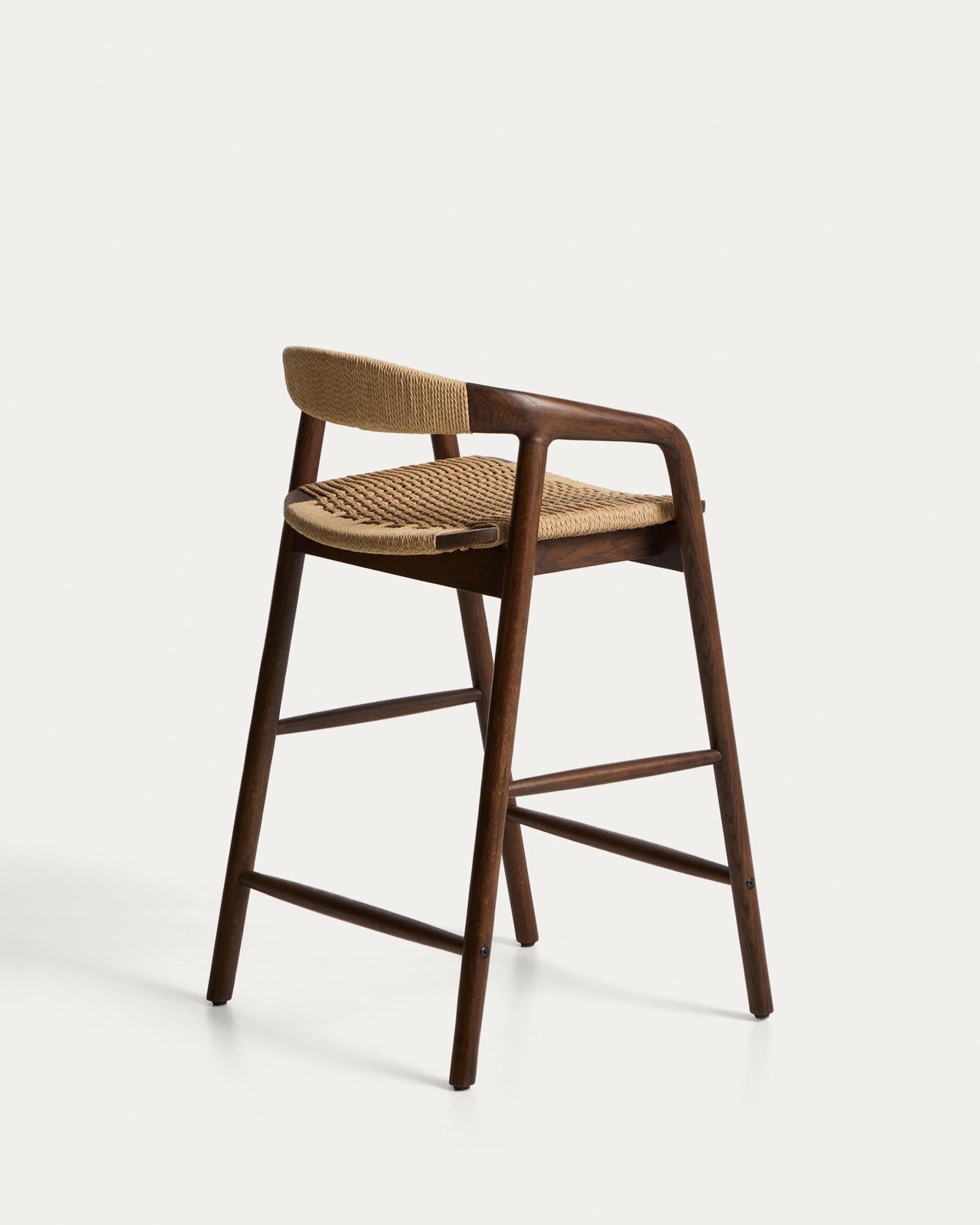 Eleganter Hocker Derile aus robustem Eichenholz mit Nussbaum-Finish und beigem Papierseil, ideal für stilvolle Bar- und Essbereiche.