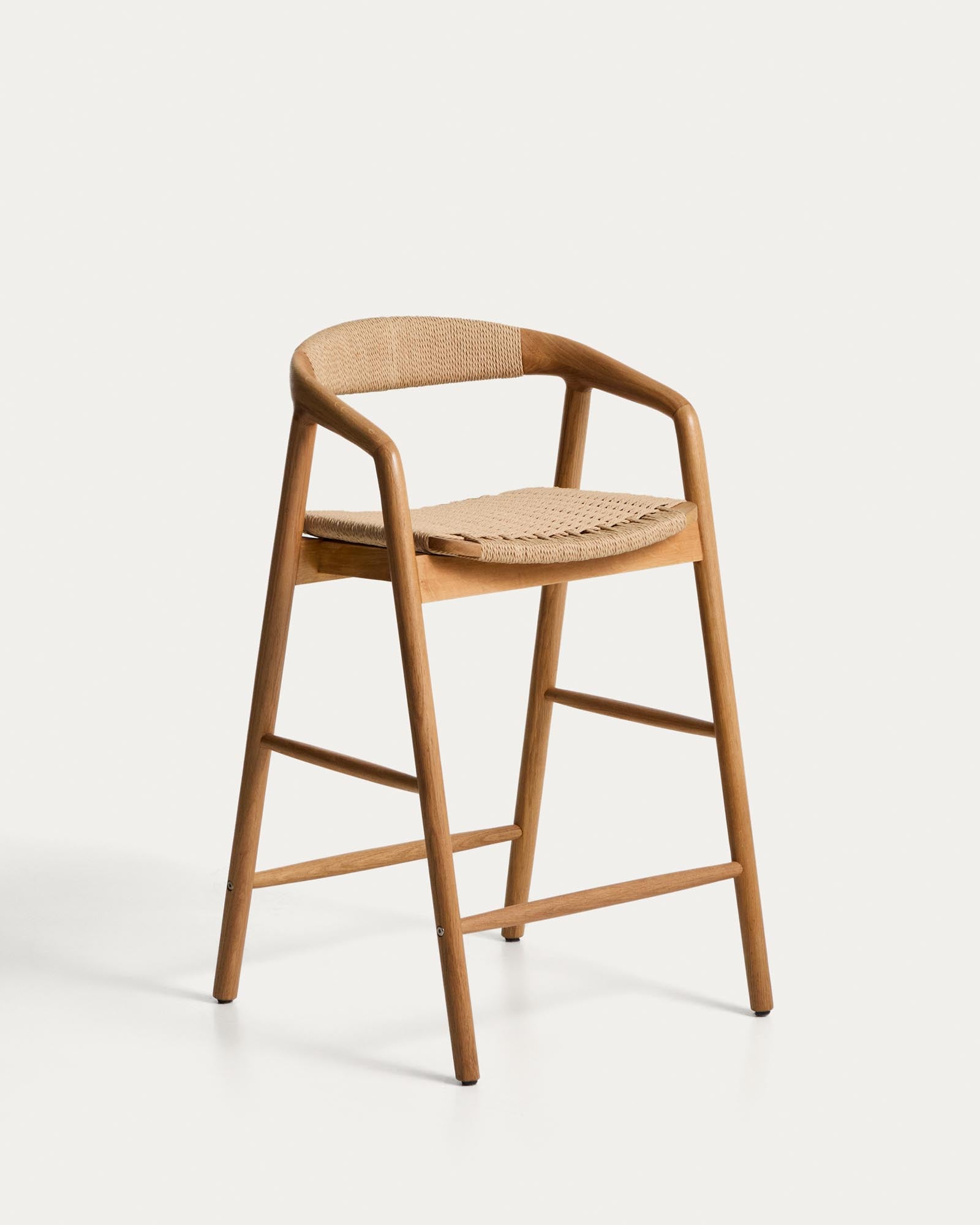 Hocker Derile aus massivem Eichenholz mit Finish in natürlichem Farbton und beigem Papierseil FSC 100% 65 cm in Beige präsentiert im Onlineshop von KAQTU Design AG. Barstuhl mit Armlehne ist von Kave Home