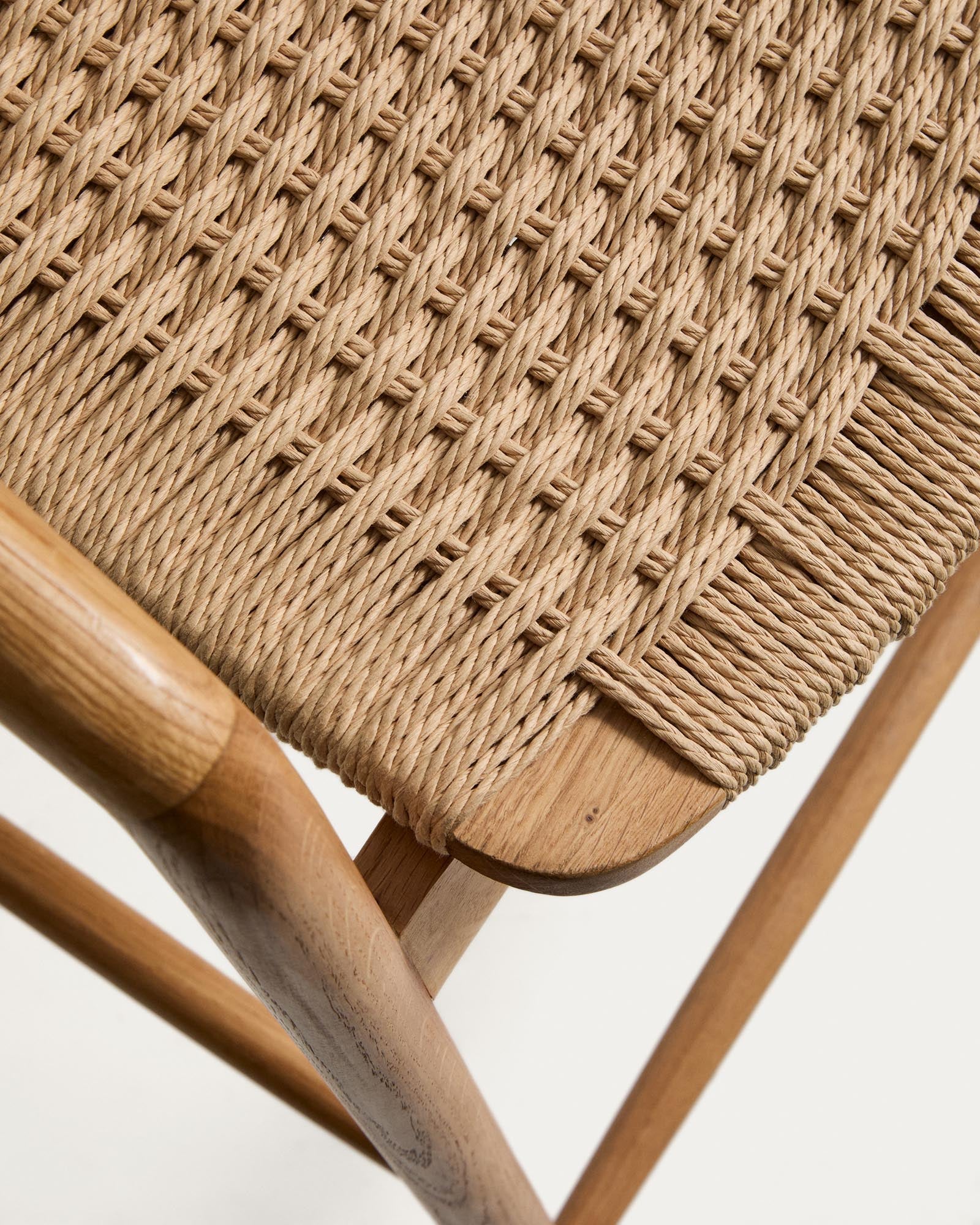 Stilvoller Hocker Derile aus massivem Eichenholz mit natürlichem Farbton und beigem Papierseil, perfekt für gemütliche Barbereiche.