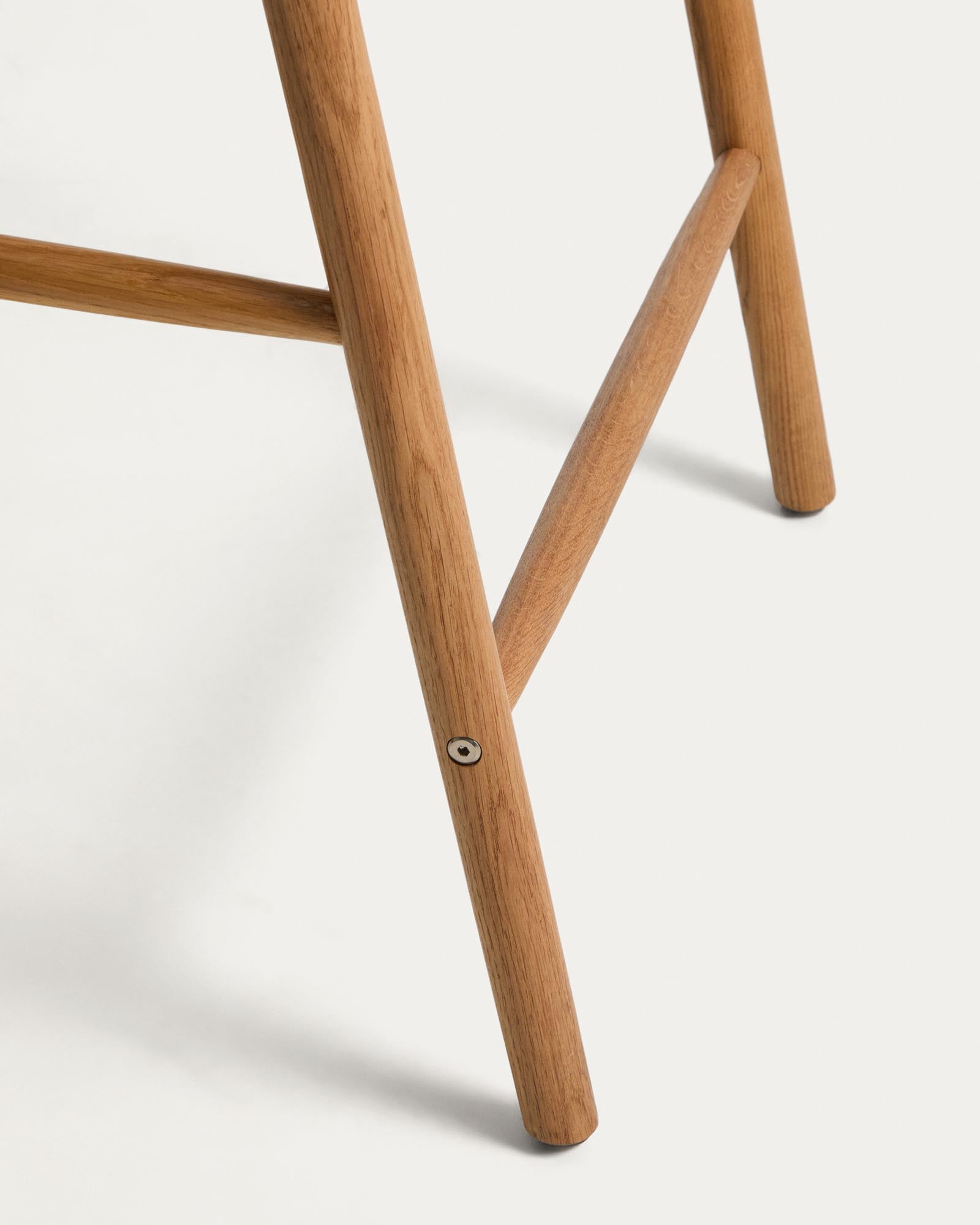 Moderner Hocker Derile aus massivem Eichenholz mit natürlichem Farbton und beigem Papierseil, perfekt für gemütliche Bar- und Essbereiche.