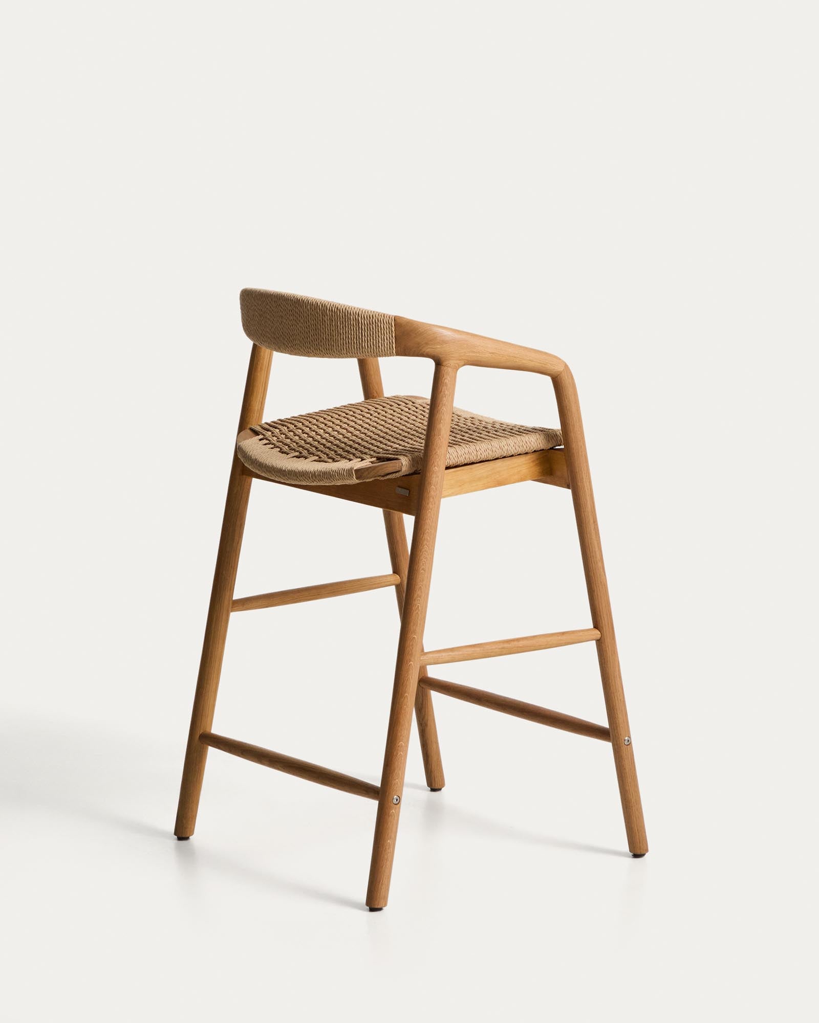 Moderner Hocker Derile aus massivem Eichenholz mit natürlichem Farbton und beigem Papierseil, perfekt für Bar- und Essbereich.