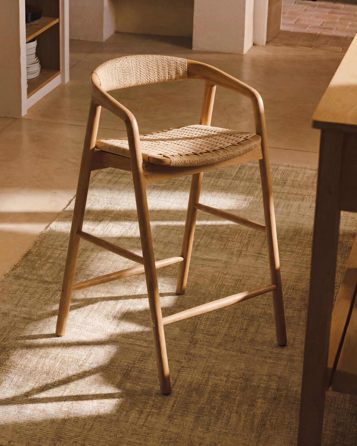 Hocker Derile aus massivem Eichenholz mit Finish in natürlichem Farbton und beigem Papierseil FSC Mix Credit 65 cm in Beige präsentiert im Onlineshop von KAQTU Design AG. Barstuhl mit Armlehne ist von Kave Home