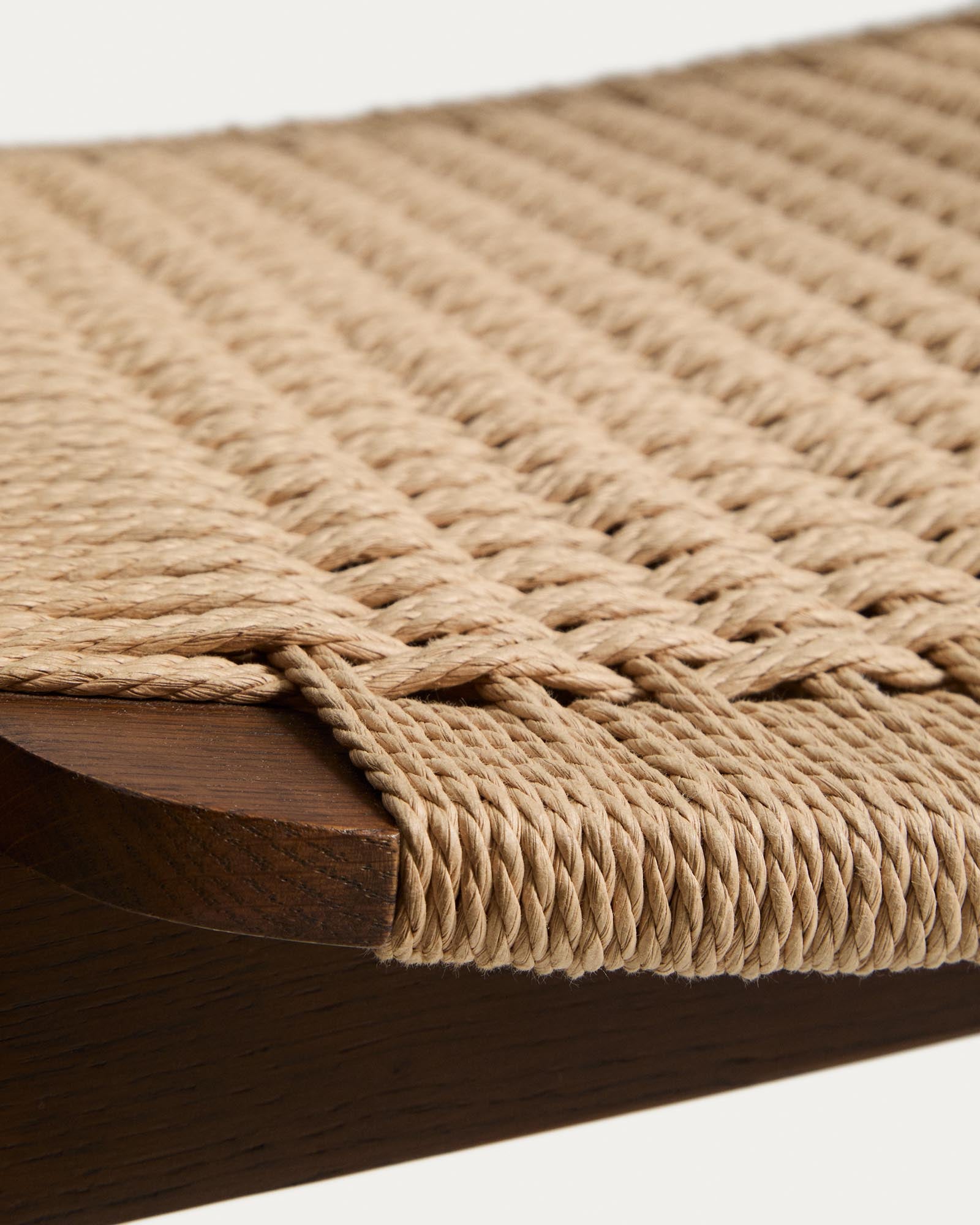 Stuhl Derile aus massivem Eichenholz mit Nussbaum-Finish und beigem Papierseil 100% FSC in Beige präsentiert im Onlineshop von KAQTU Design AG. Stuhl mit Armlehne ist von Kave Home