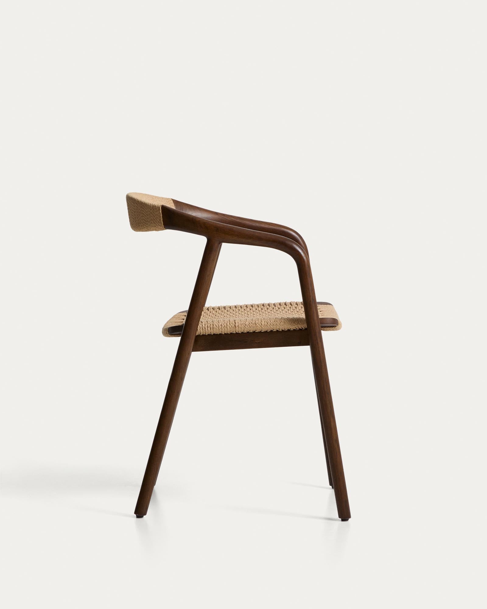 Stuhl Derile aus massivem Eichenholz mit Nussbaum-Finish und beigem Papierseil 100% FSC in Beige präsentiert im Onlineshop von KAQTU Design AG. Stuhl mit Armlehne ist von Kave Home