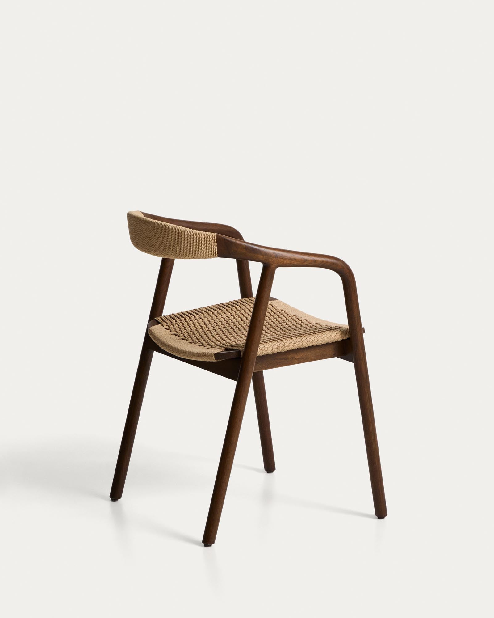 Stuhl Derile aus massivem Eichenholz mit Nussbaum-Finish und beigem Papierseil 100% FSC in Beige präsentiert im Onlineshop von KAQTU Design AG. Stuhl mit Armlehne ist von Kave Home