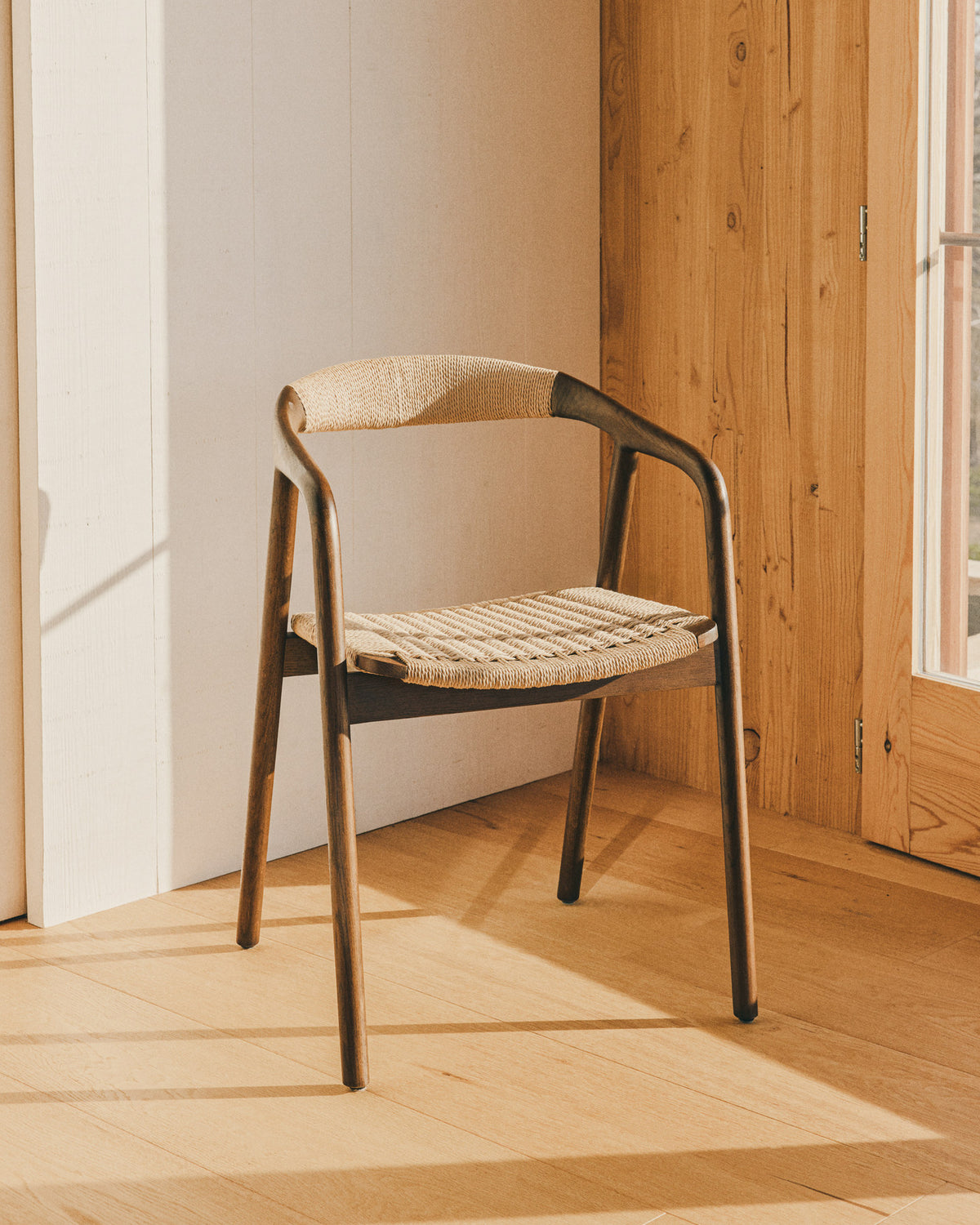 Stuhl Derile aus massivem Eichenholz mit Nussbaum-Finish und beigem Papierseil FSC Mix Credit in Beige präsentiert im Onlineshop von KAQTU Design AG. Stuhl mit Armlehne ist von Kave Home