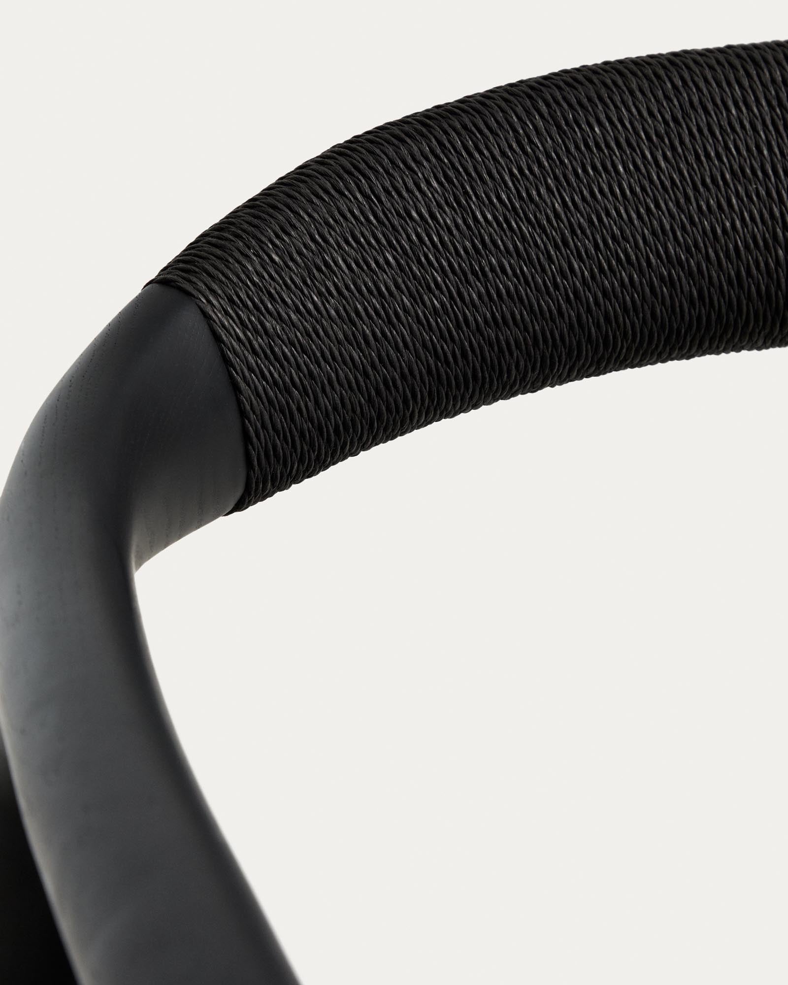Eleganter Sessel Derile aus robustem Eichenholz mit schwarzem Finish und hochwertigem Papierseil, ideal für stilvolle Wohnräume.