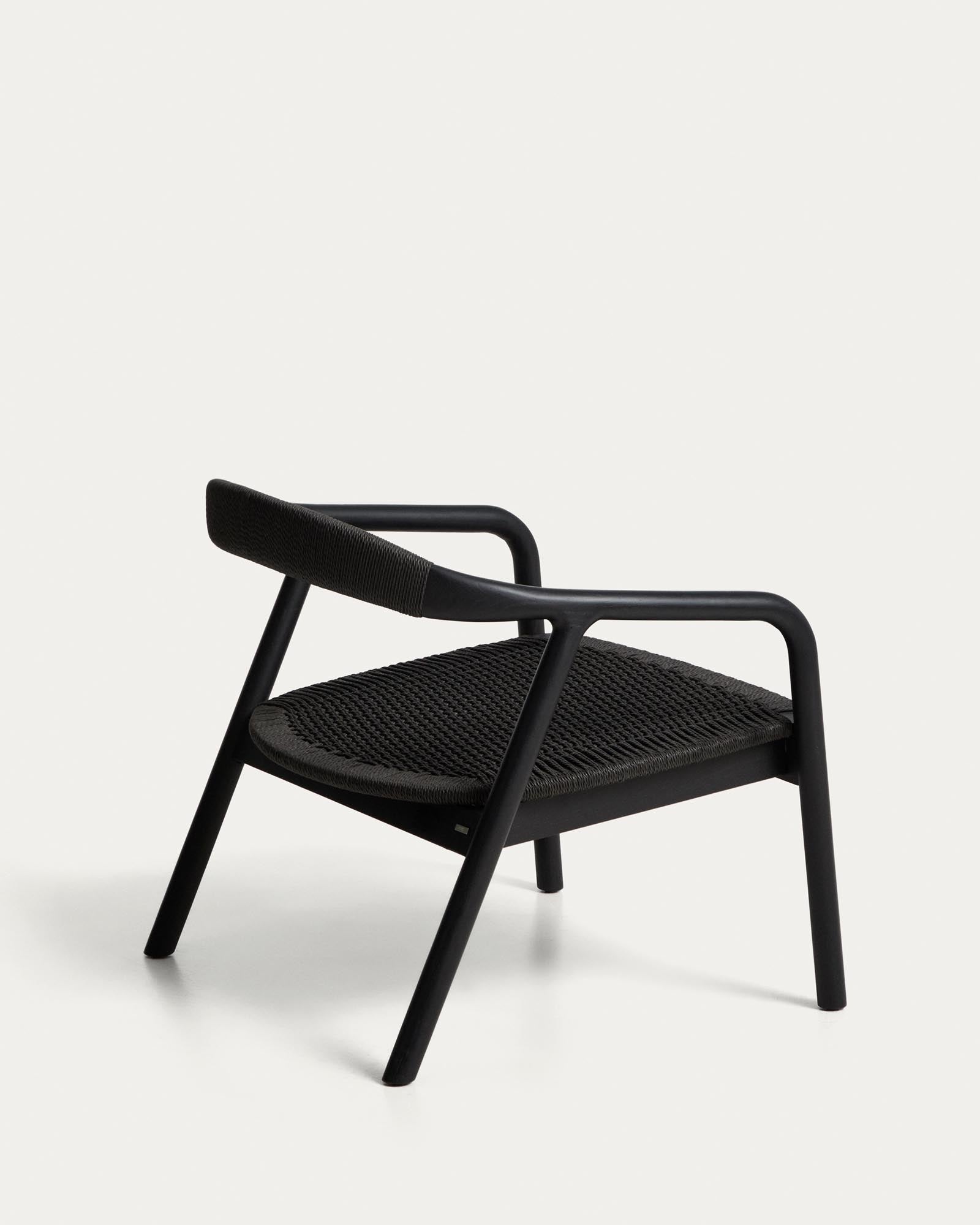 Moderner Sessel Derile aus massivem Eichenholz mit edlem schwarzem Finish und strapazierfähigem Papierseil, perfekt für stilvolle Interiors.