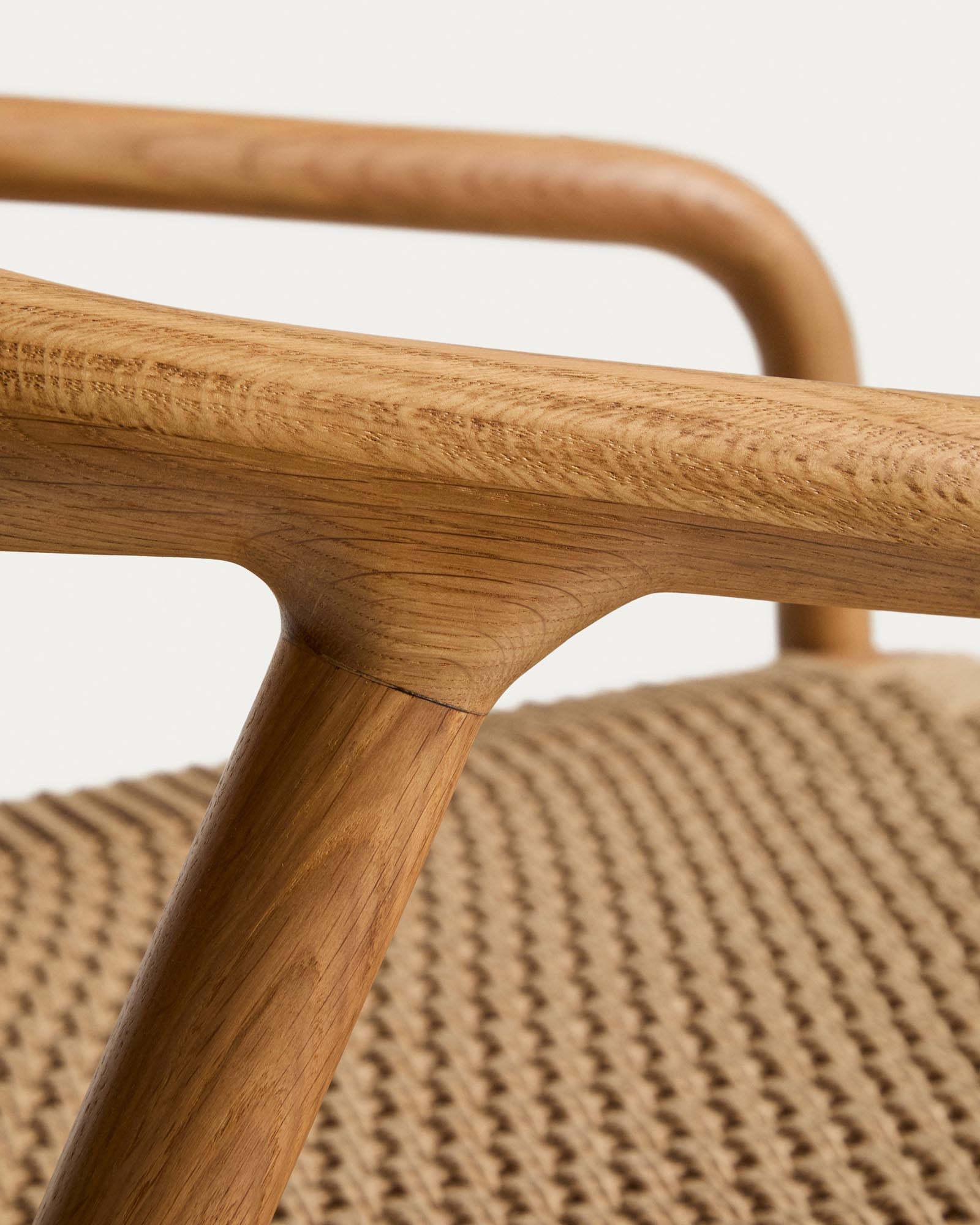 Eleganter Sessel Derile aus massivem Eichenholz mit natürlichem Farbton und beigem Papierseil, ideal für stilvolle Wohnräume.