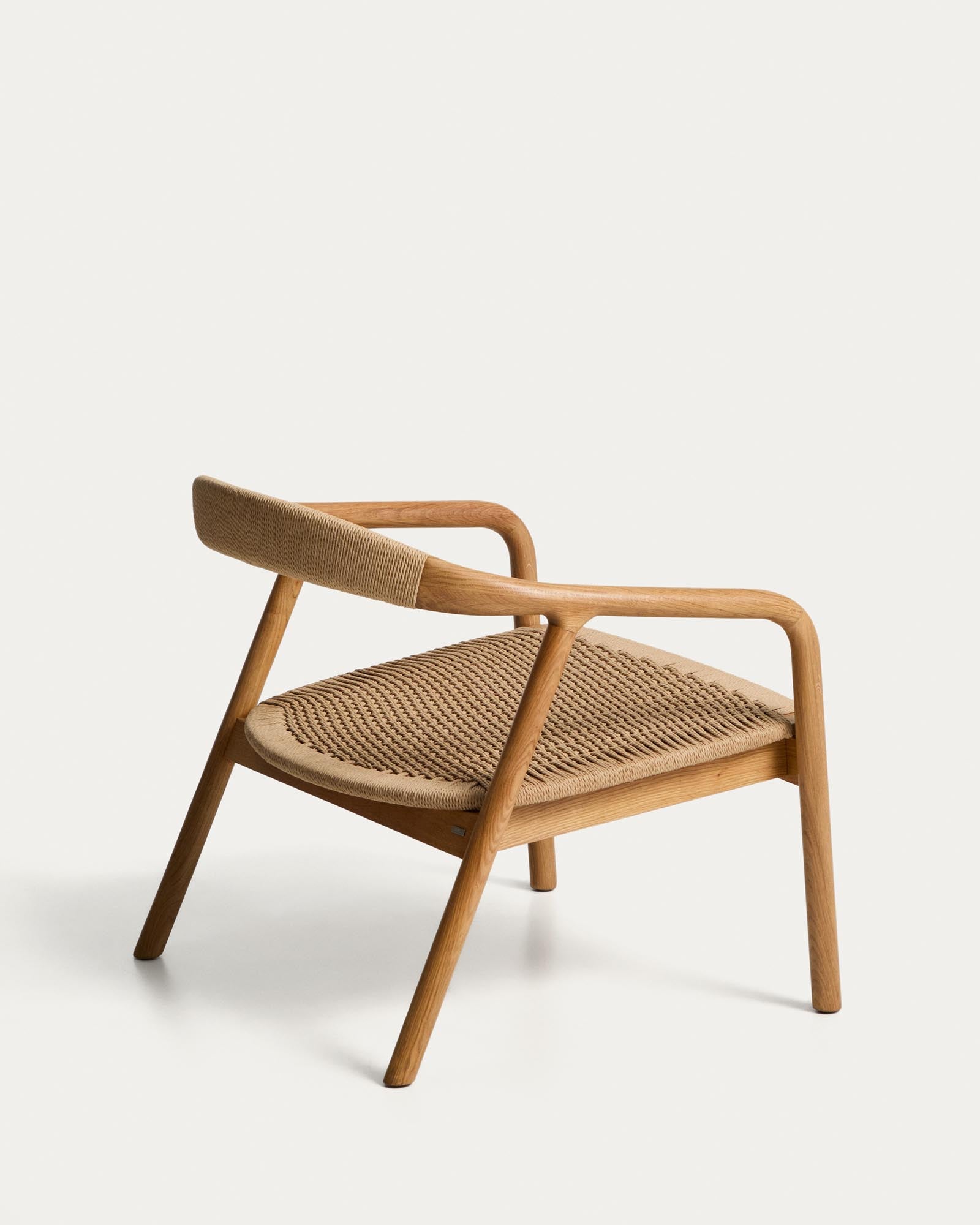 Moderner Sessel Derile aus robustem Eichenholz mit natürlichem Finish und beigem Papierseil, perfekt für gemütliche Sitzgelegenheiten.