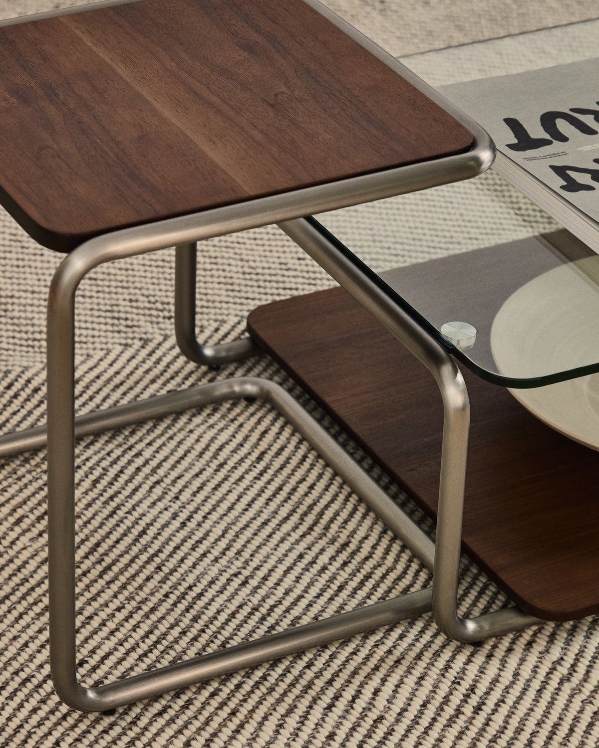 Beistelltisch Tarsel aus Nussbaumfurnier mit Gestell aus gebürstetem Edelstahl 42 x 60 cm in Dunkelbraun präsentiert im Onlineshop von KAQTU Design AG. Beistelltisch ist von Kave Home