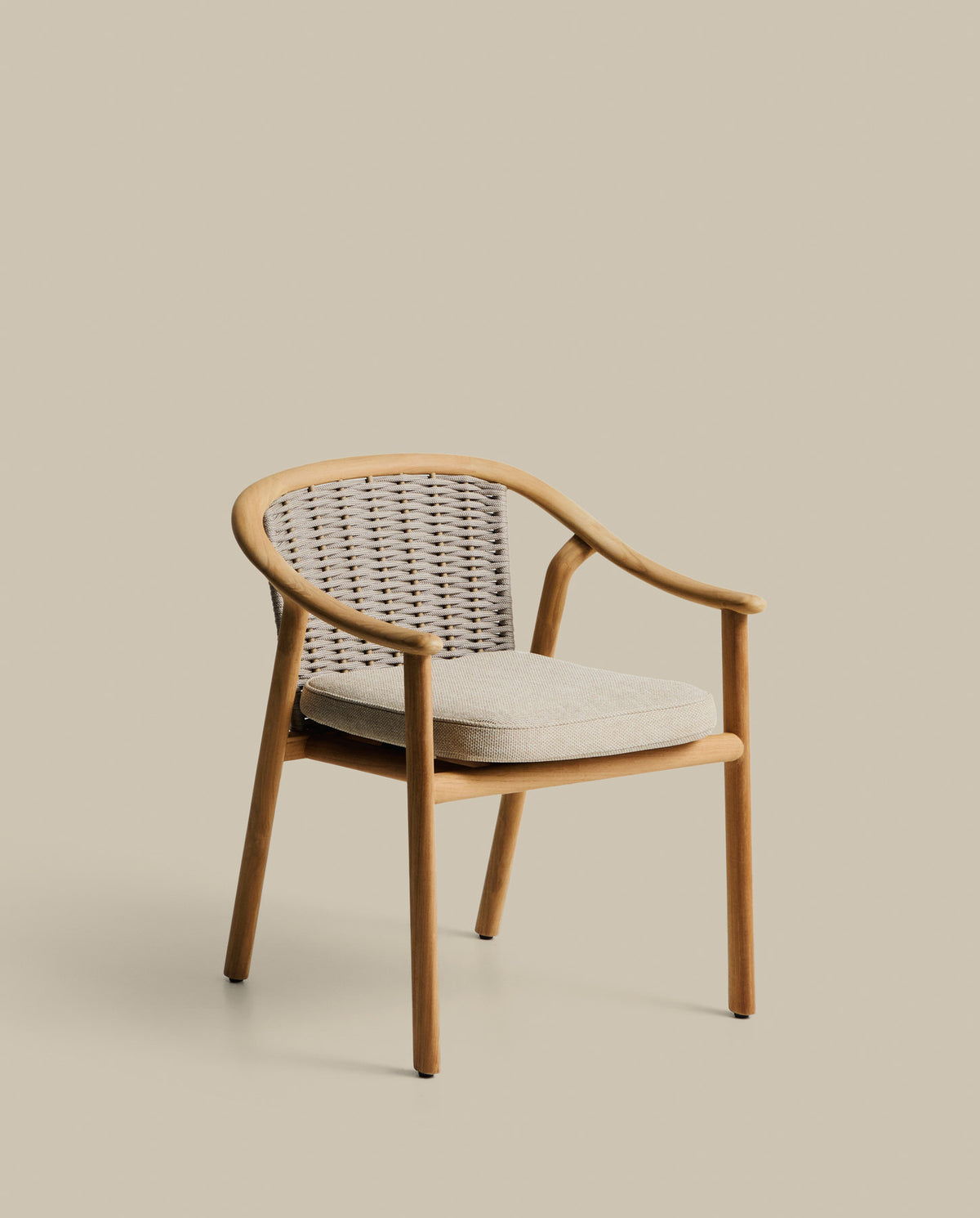 Stapelbarer Outdoor-Stuhl Elunda aus massivem Teakholz FSC 100% in Beige, Natur, Hellgrau präsentiert im Onlineshop von KAQTU Design AG. Gartenstuhl ist von Kave Home