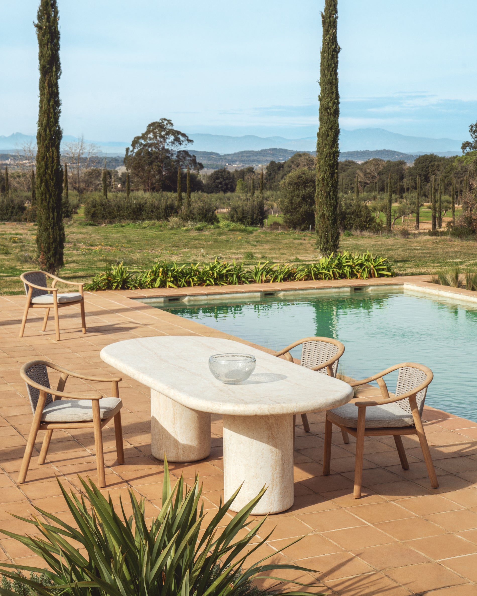 Stapelbarer Outdoor-Stuhl Elunda aus massivem Teakholz, FSC 100 % in Natur präsentiert im Onlineshop von KAQTU Design AG. Gartenstuhl ist von Kave Home