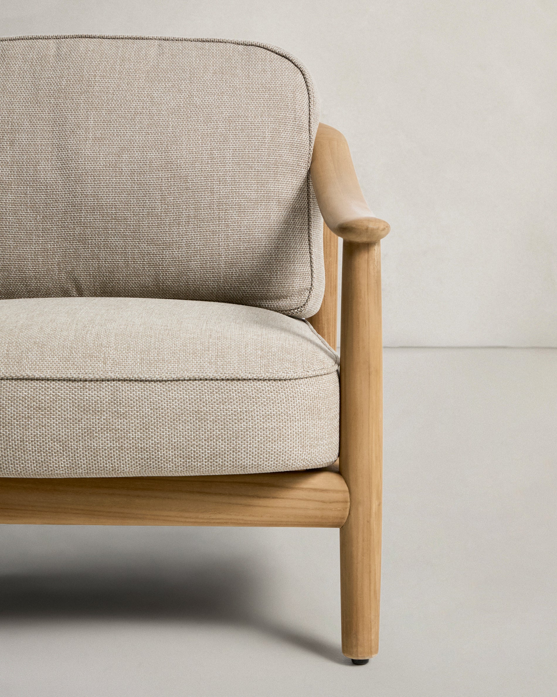 Stilvoller Outdoor-Sessel Elunda aus robustem Teakholz, perfekt für Garten und Terrasse, bietet eine harmonische Verbindung von Design und Natur.