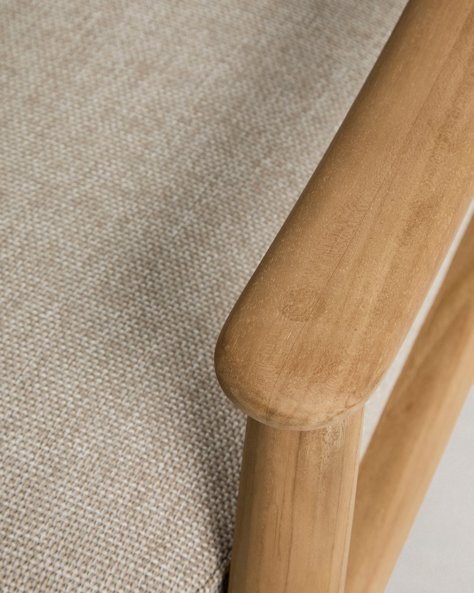 Stilvoller Outdoor-Sessel Elunda aus robustem Teakholz, perfekt für Garten und Terrasse, bietet eine harmonische Verbindung von Design und Natur.