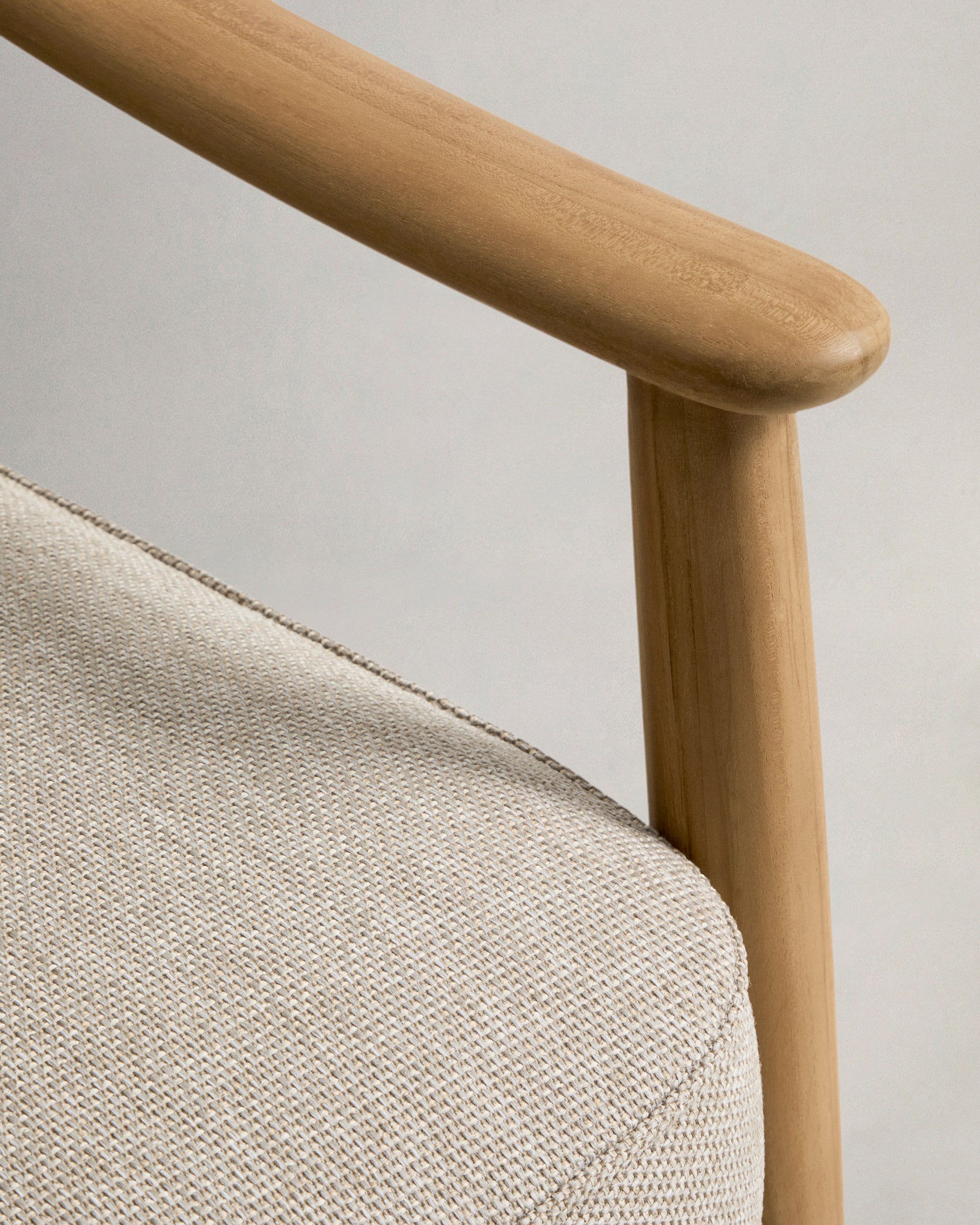 Eleganter Outdoor-Sessel Elunda aus hochwertigem Teakholz, ideal für entspannte Stunden im Freien, vereint Komfort und Langlebigkeit.