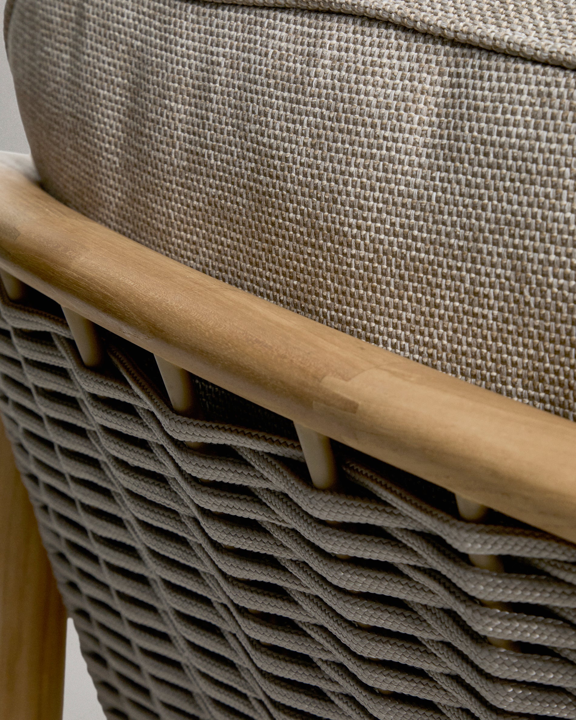 Stilvoller Outdoor-Sessel Elunda aus robustem Teakholz, perfekt für Garten und Terrasse, bietet eine harmonische Verbindung von Design und Natur.