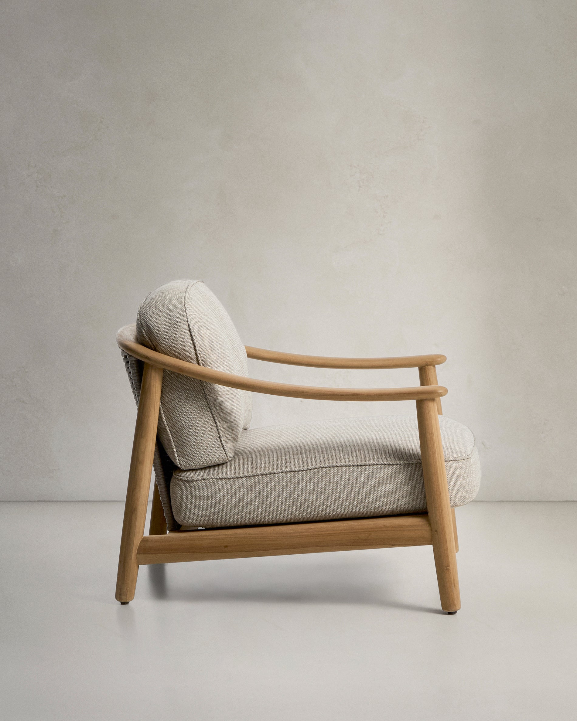 Eleganter Outdoor-Sessel Elunda aus hochwertigem Teakholz, ideal für entspannte Stunden im Freien, vereint Komfort und Langlebigkeit.
